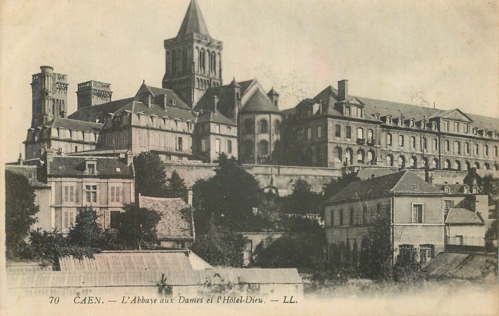 CPA Caen L Abbaye aux Dames et l Hotel Dieu 