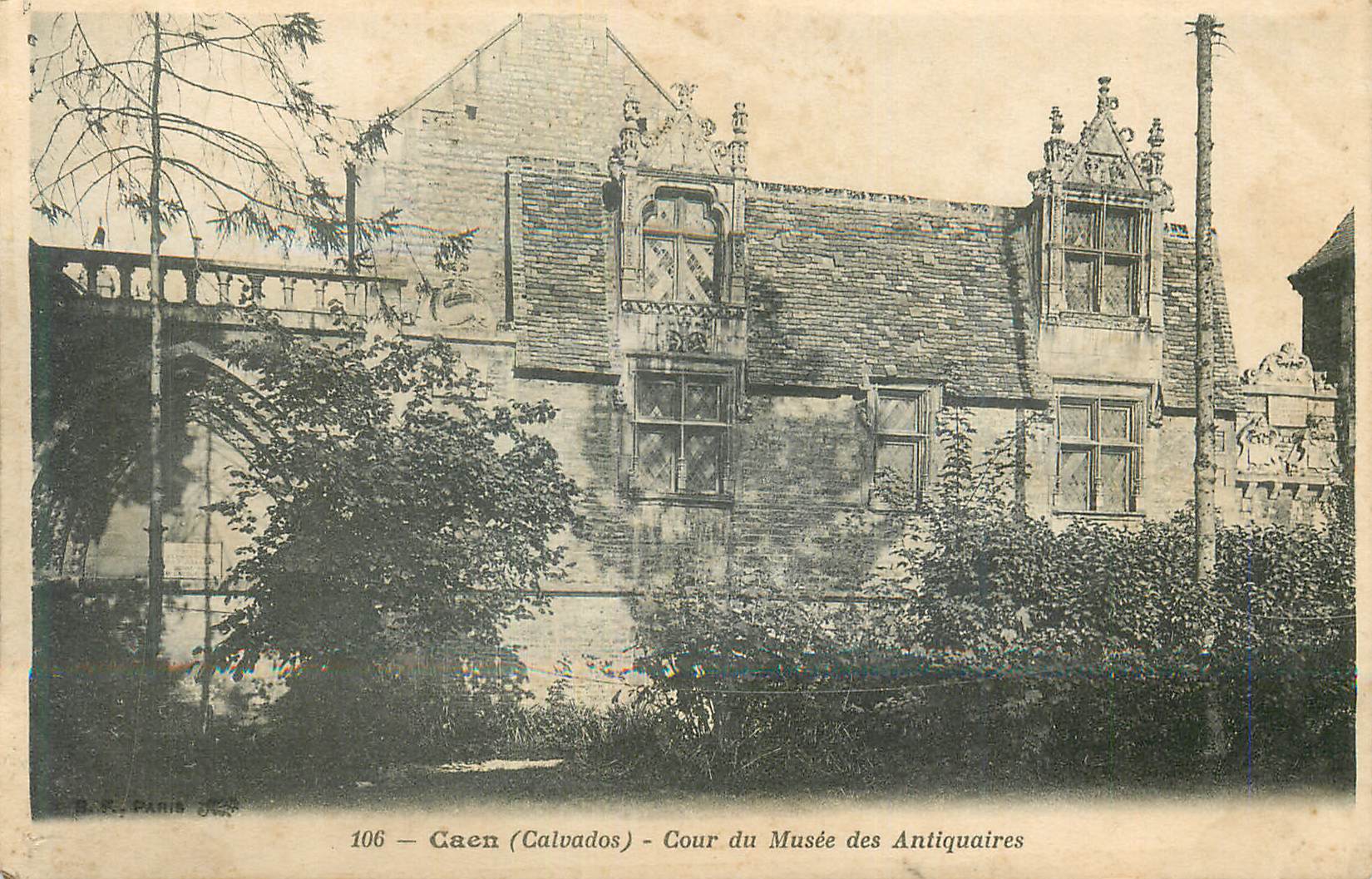 CPA Caen Calvados Cour du Musee des Antiquaires 