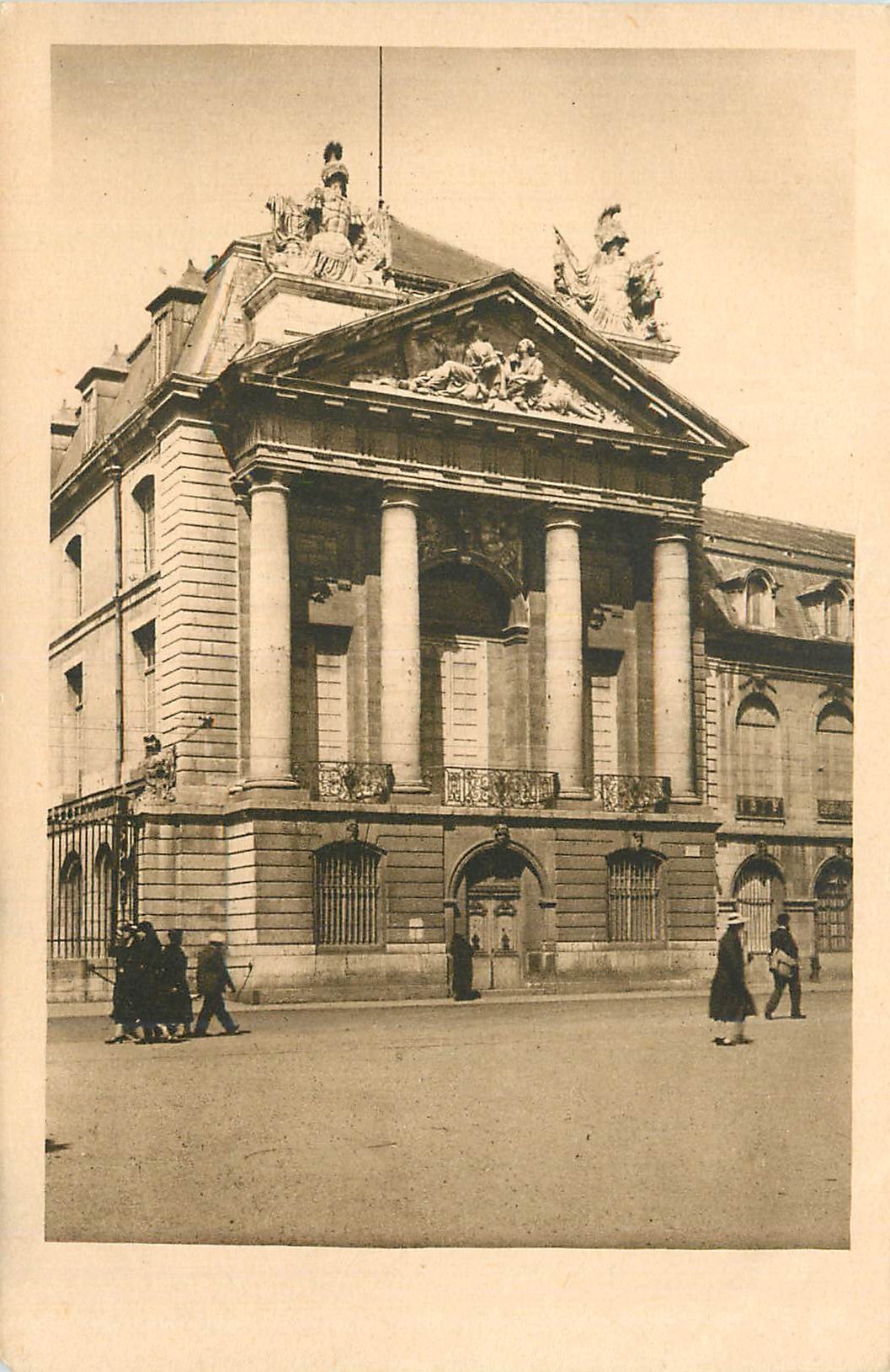 CPA Hotel de Ville de Dijon Palais des Etats de Bourgogne Fronton et colonnades d l aile droite 