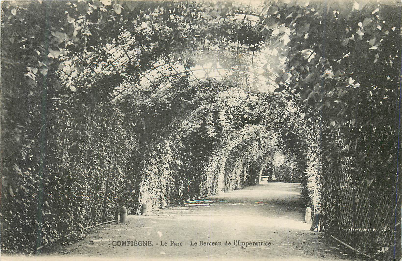 CPA Compiegne Le Parc Le Berceau de l Imperatrice 