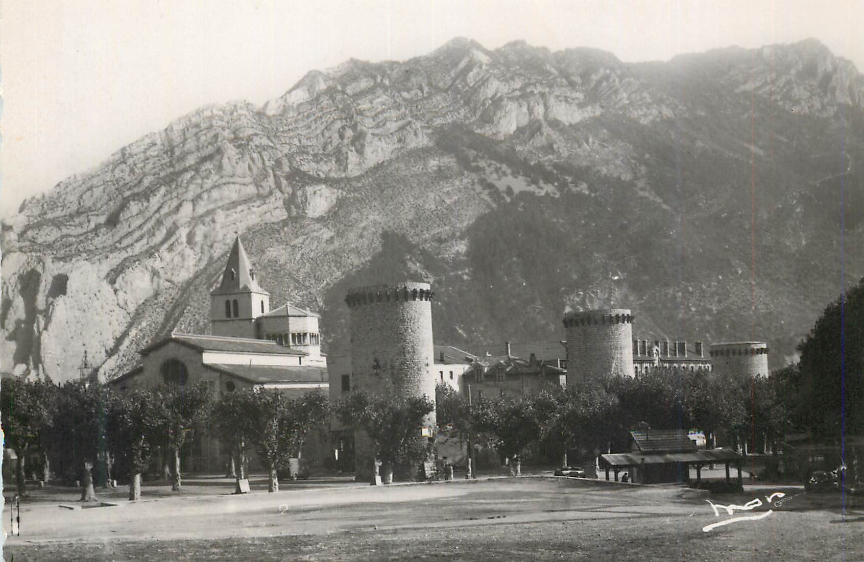 CPM Sisteron BA Les Tours et la Cathedrale 
