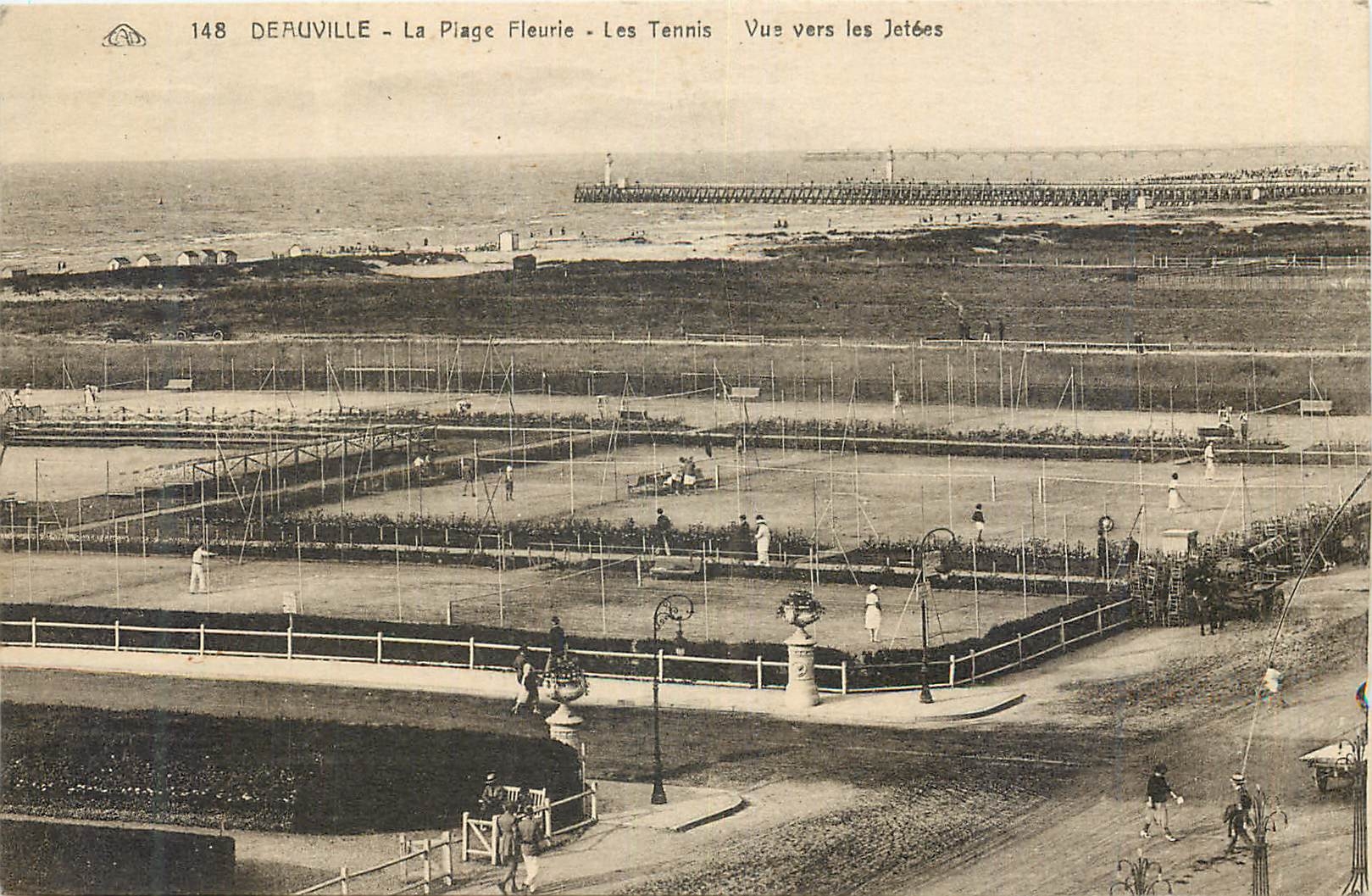 Deauville - La Plage Fleurie - Les Tennis - Vue vers les Jetées