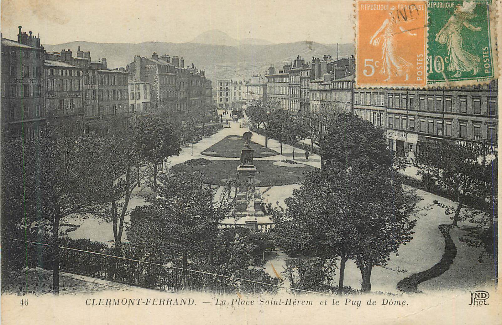 CLERMONT-FERRAND. — Die Place Saint-Hérem und der Puy de Dôme.