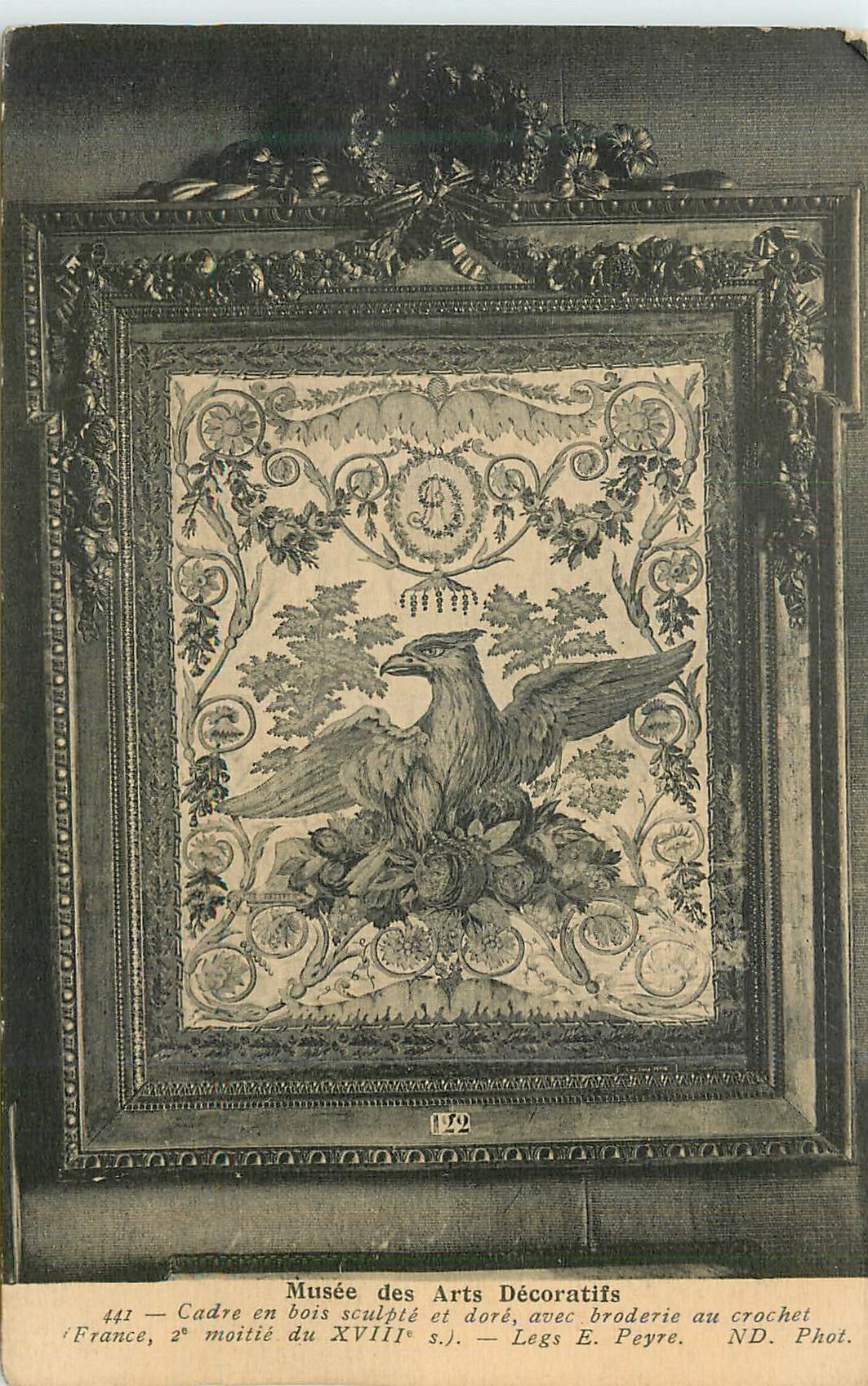 Cadre en bois sculpté et doré, avec broderie au crochet — Musée des Arts Décoratifs — Legs E. Peyre