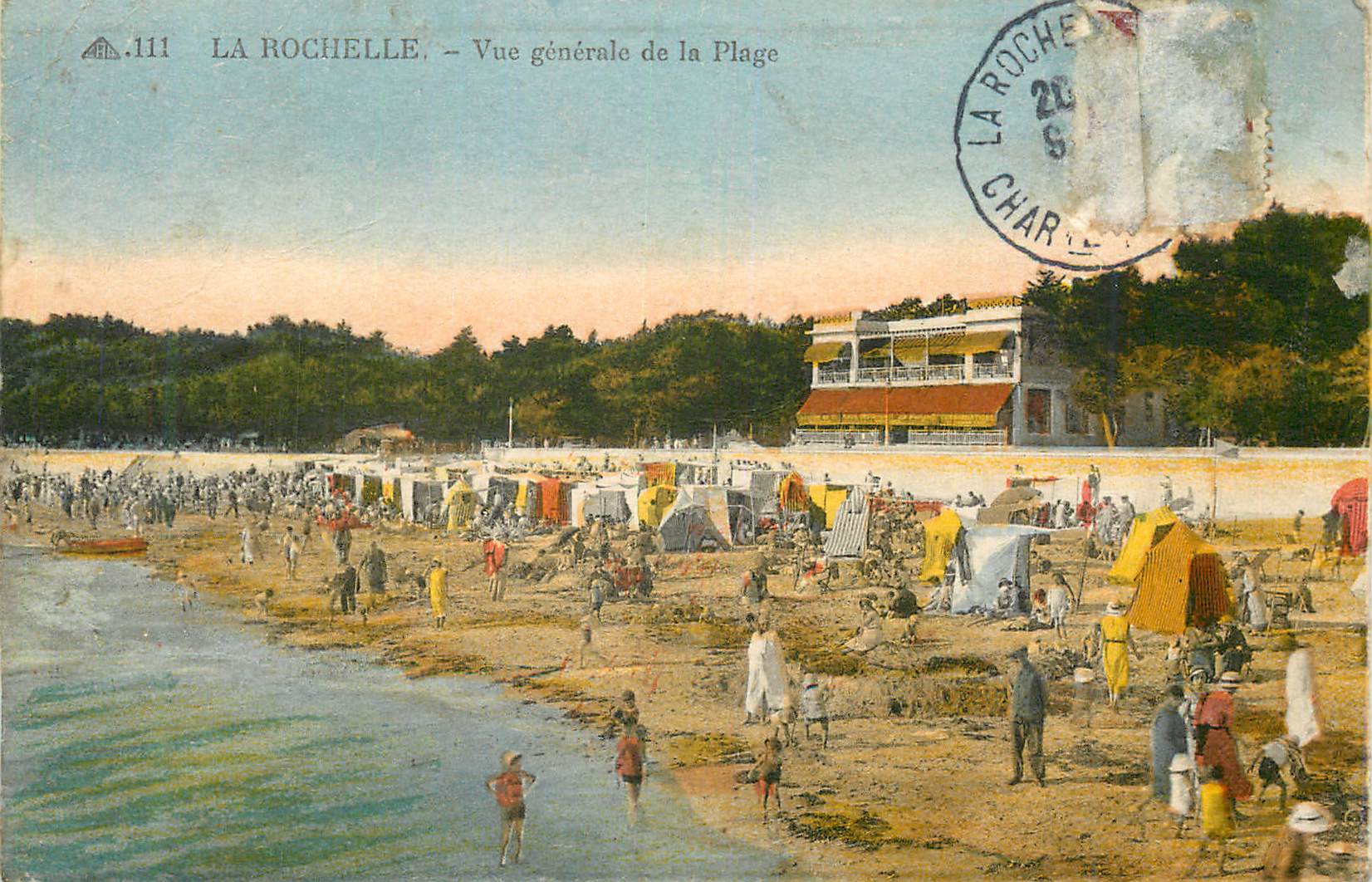 CPA La Rochelle Vue generale de la Plage 