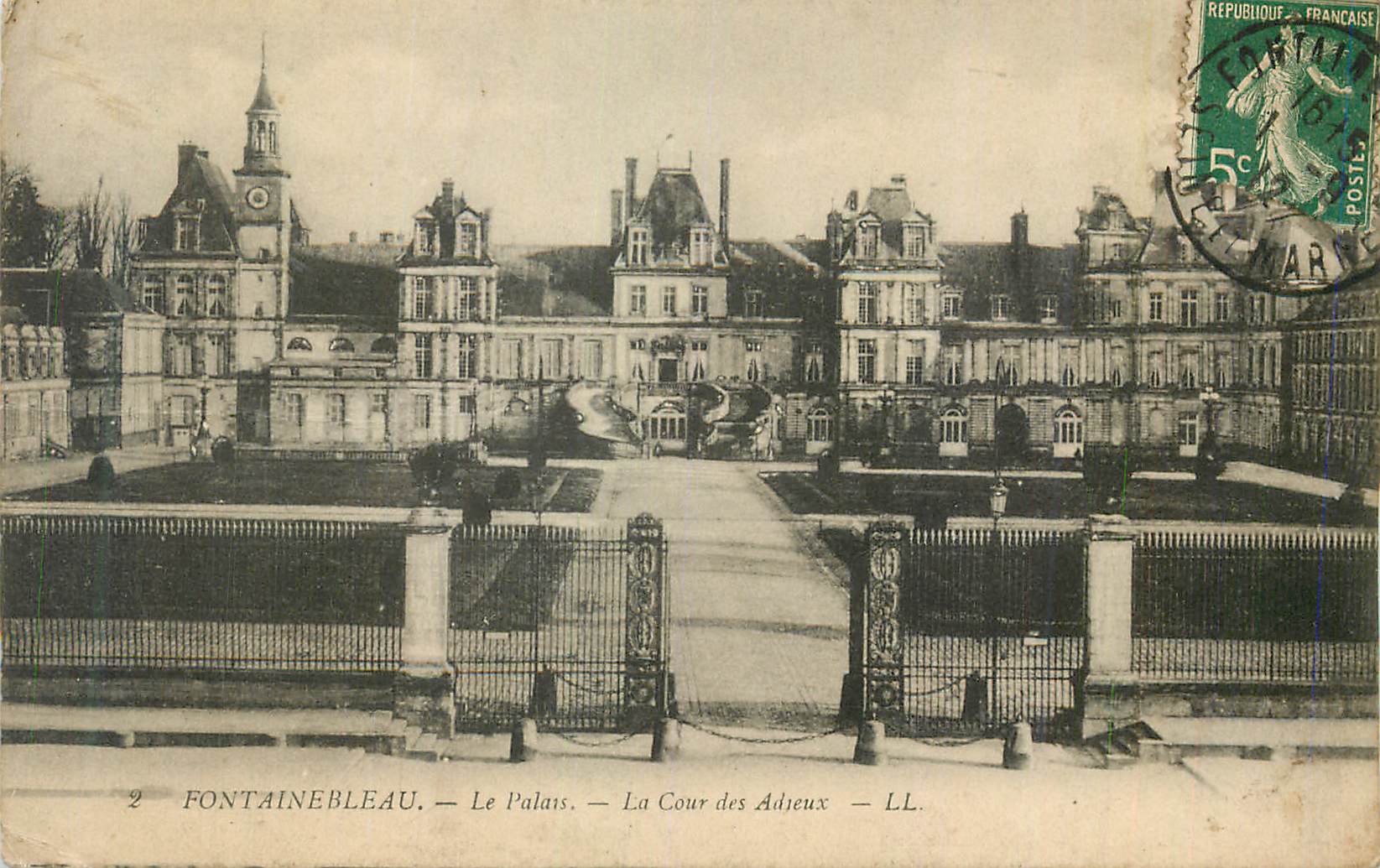 Fontainebleau — Le Palais — La Cour des Adjeux — LL
