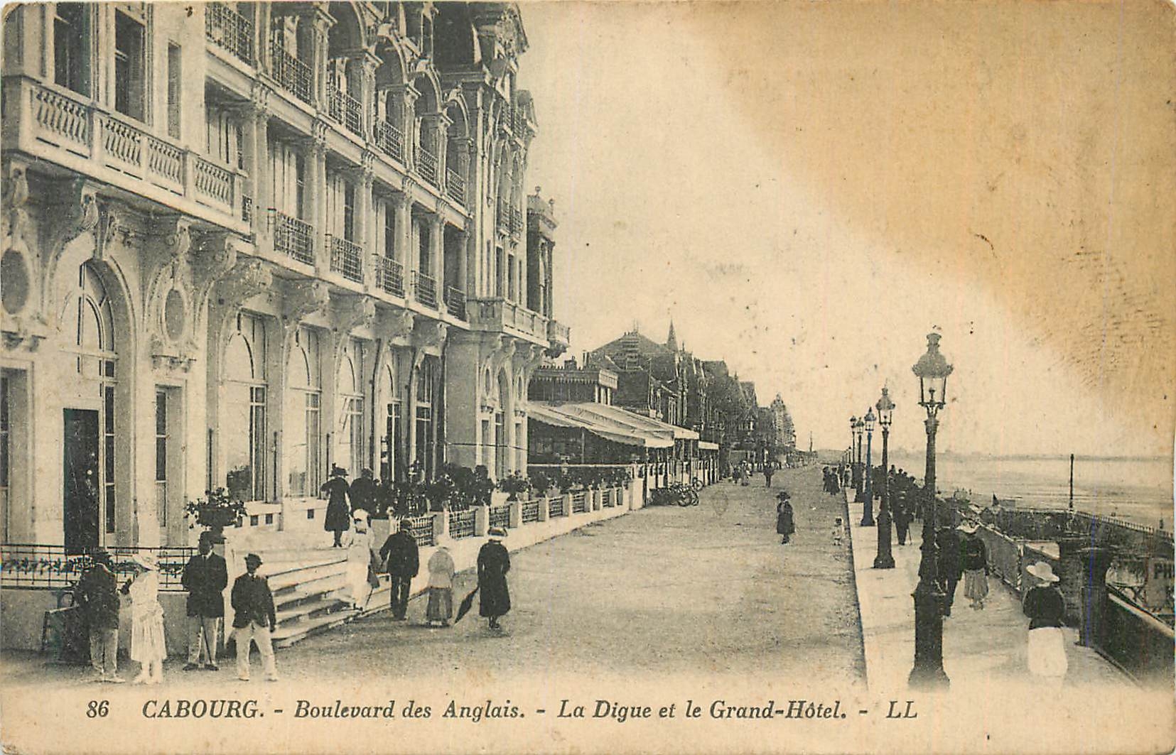 Cabourg - Boulevard des Anglais - La Digue et le Grand-Hôtel - LL