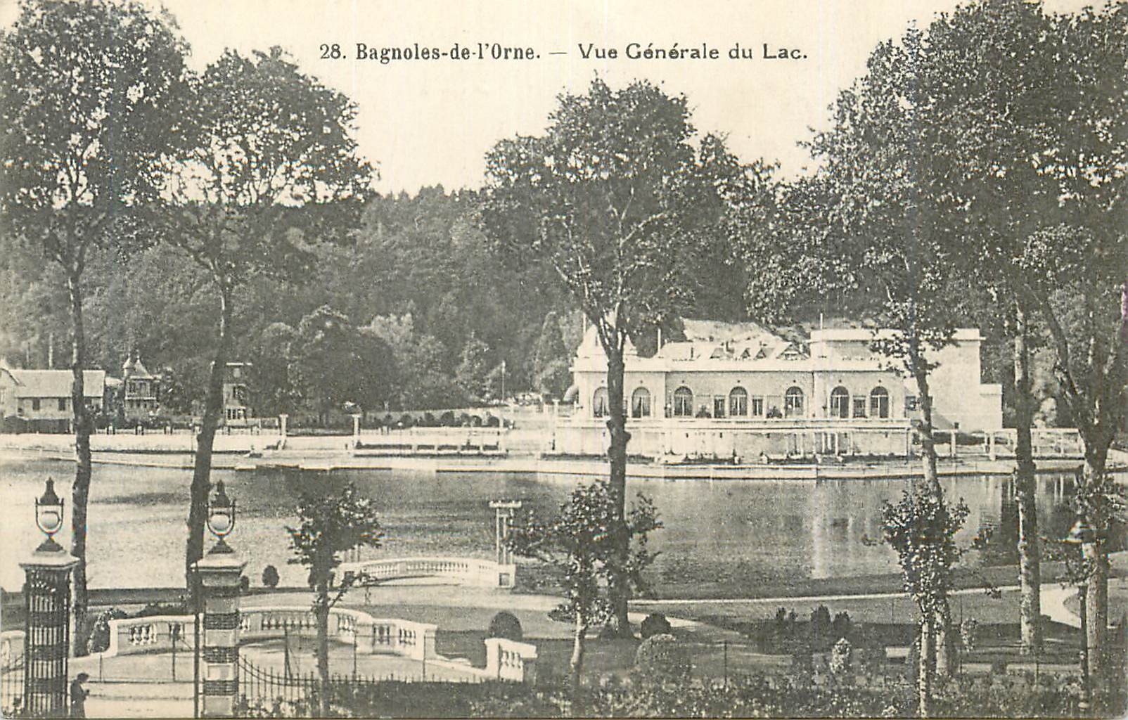 CPA Bagnoles de l Orne Vue generale du Lac 