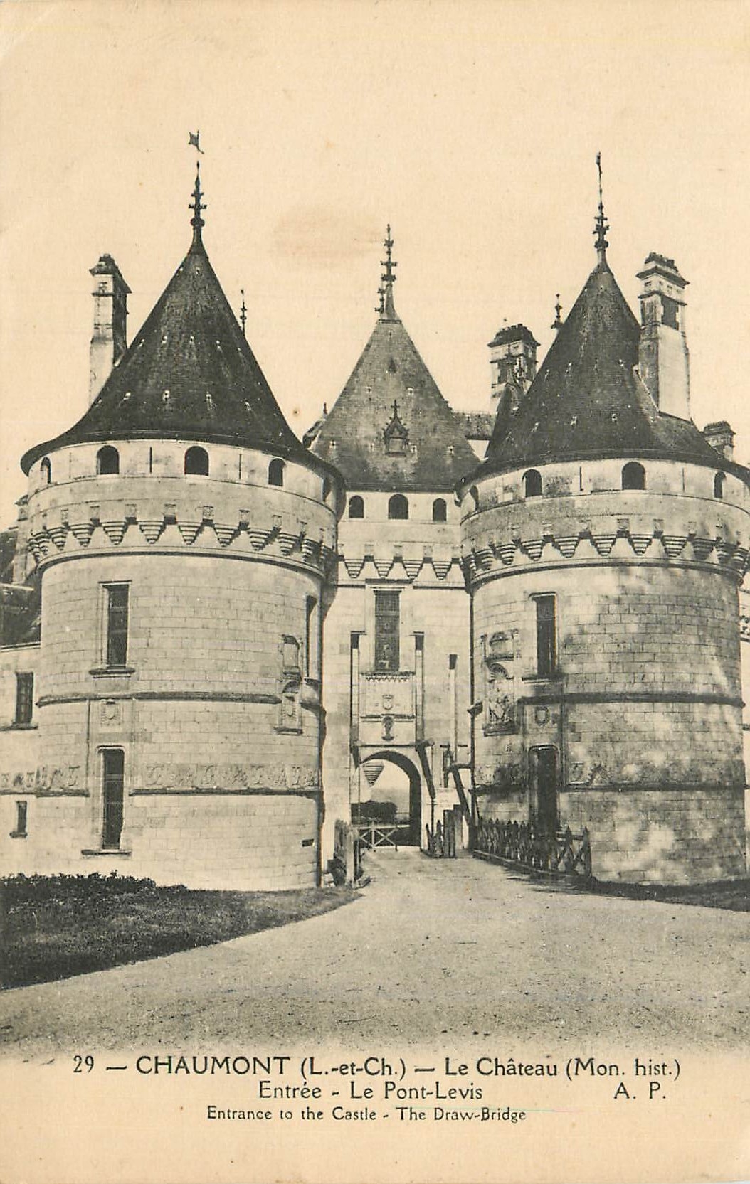 CPA Chaumont L et Ch Le chateau Entree Le Pont Levis 
