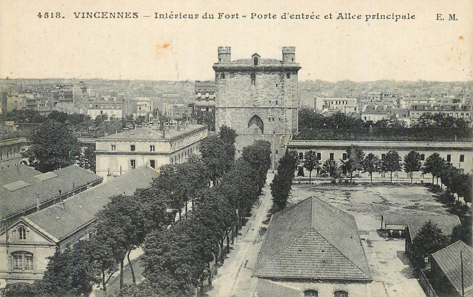 CPA Vincennes Interieur du Fort Porte d entree et Allee principale 