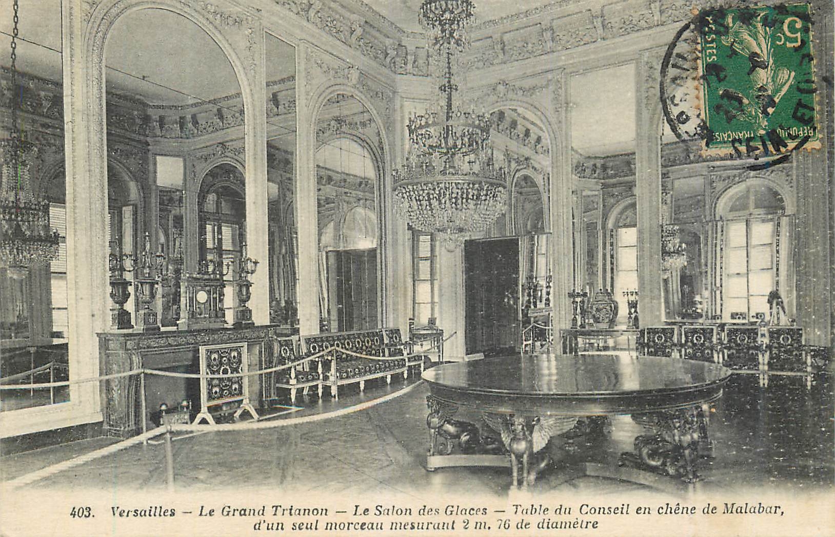 Versailles — Le Grand Trianon — Le Salon des Glaces — Table du Conseil en chêne de Malabar, d'un seul morceau mesurant 2 m. 76 de diamètre — Impr. Edia, Versailles