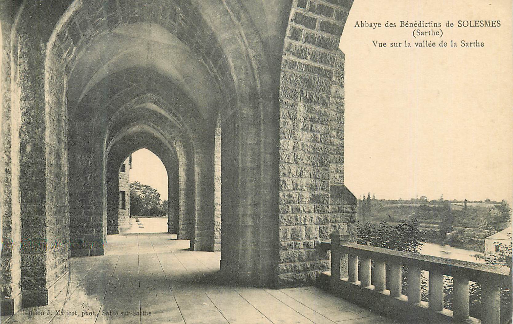 CPA Abbaye des Benedictins de Solesmes Sarthe Vue sur la vallee de la Sarthe 