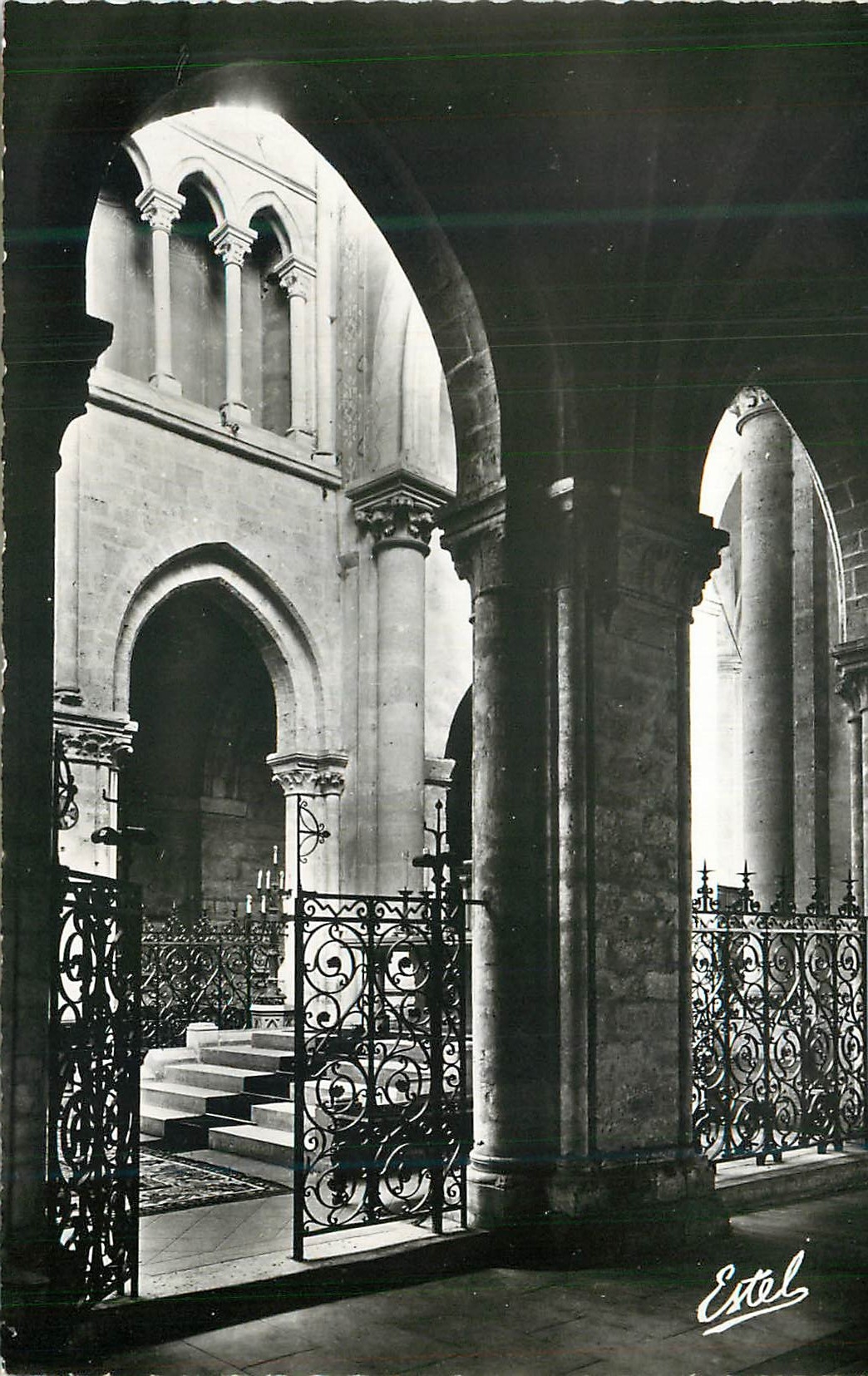 CPM Eglise Saint Germain de Dourdan Vue sur le choeur 