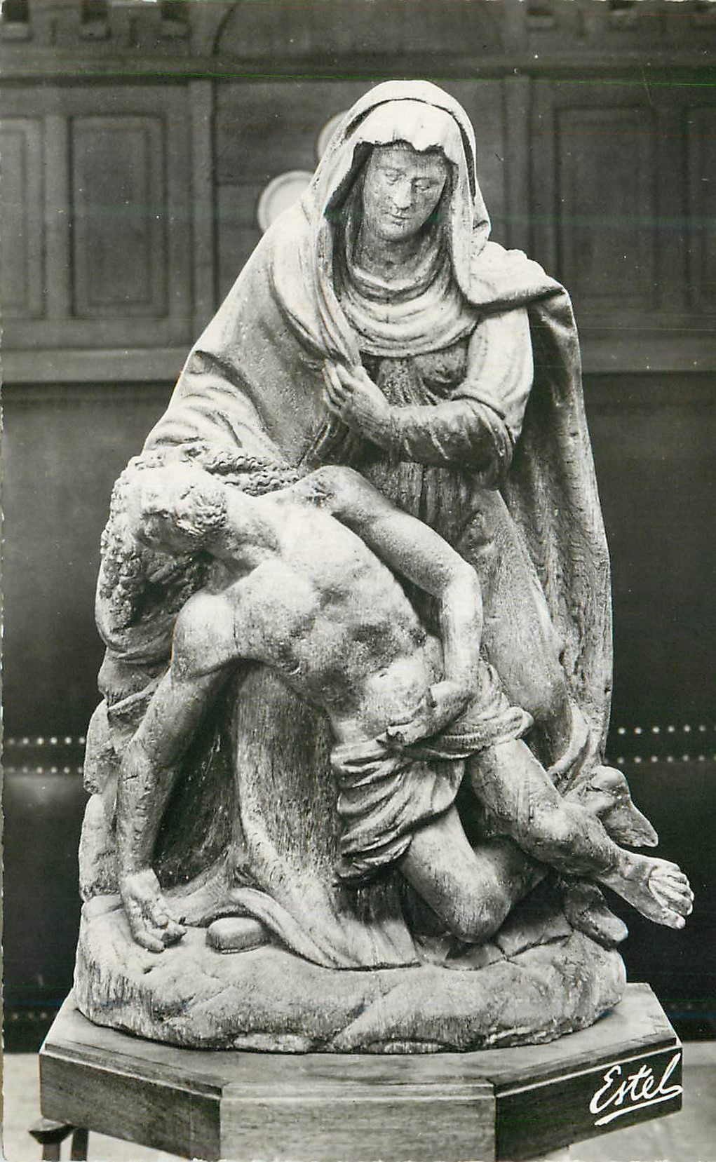 CPM Eglise Saint Germain de Dourdan Pieta en bois 