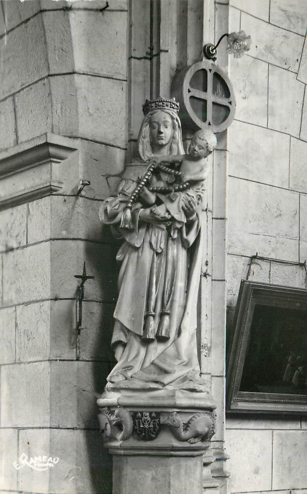 CPM Milly La Foret S et O Interieur d l eglise La Vierge et l enfant 