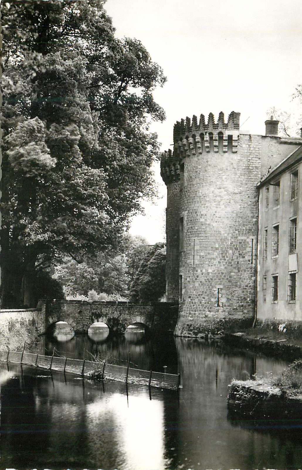 CPM Milly La Foret S et O Chateau de la Bonde 