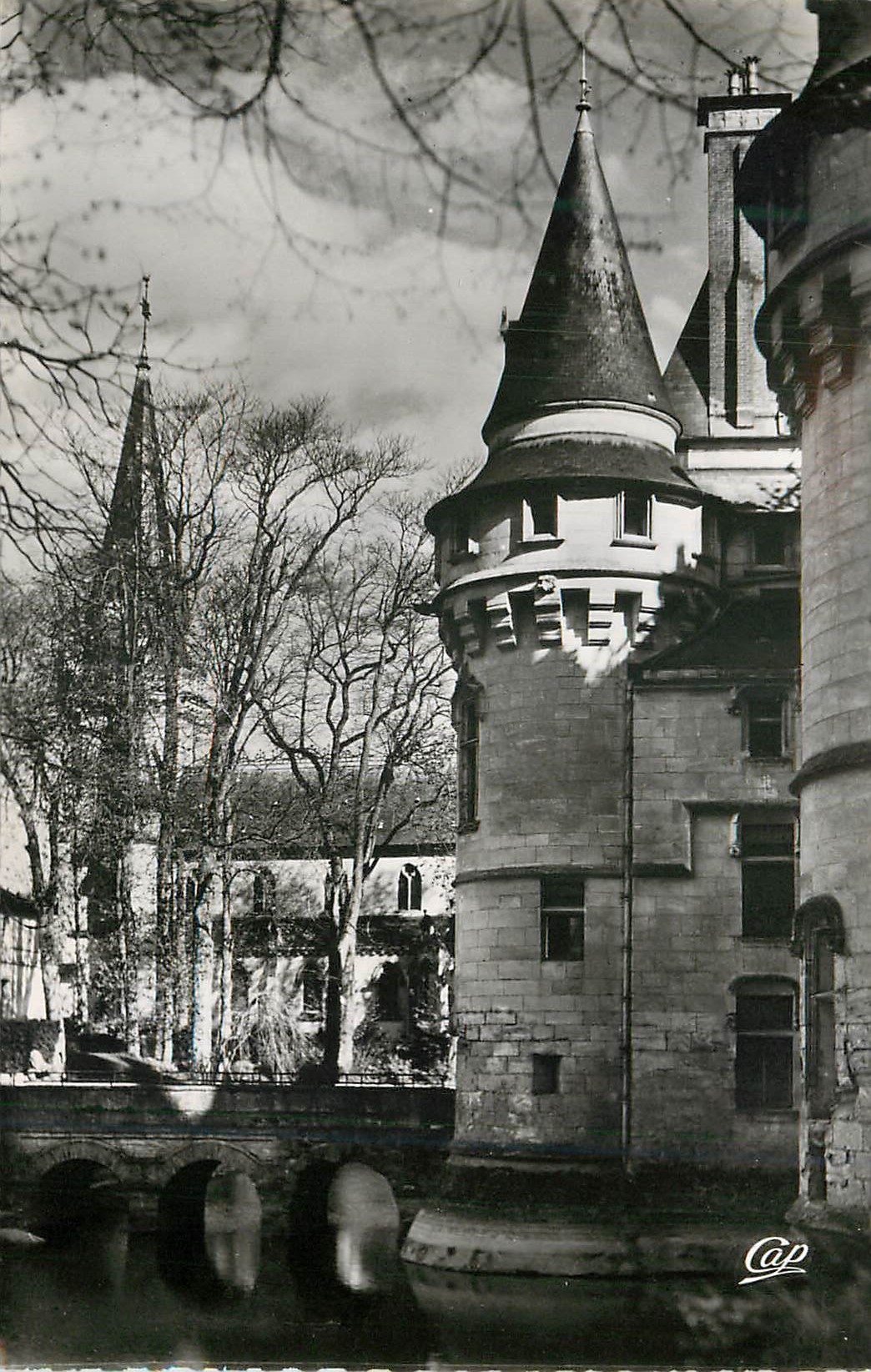 CPM Vigny Tour du Chateau cote Chapelle et l Eglise 