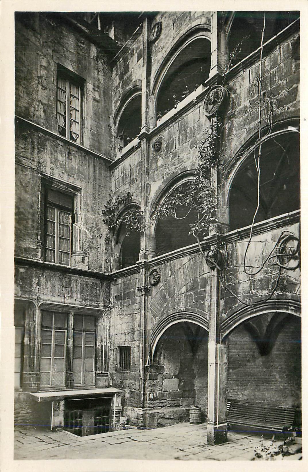 CPM Beaune C d Or Place Monge Une vieille maison historique 