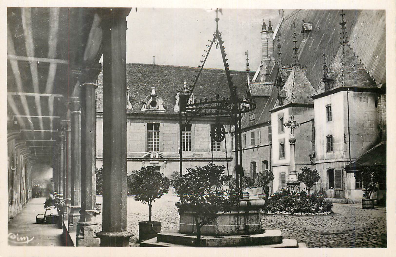CPM Beaune Cote d Or Cour de l Hotel Dieu et Galerie 