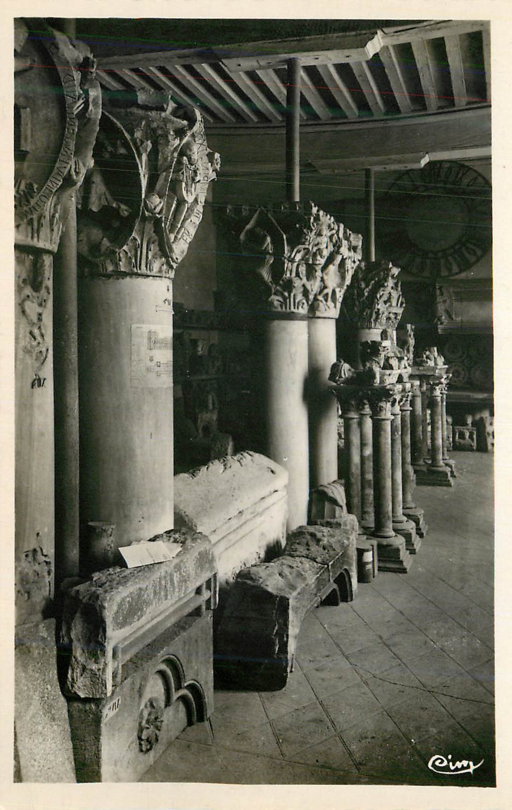 CPM Cluny S et L Musee Orchier Salle des Chapiteaux 