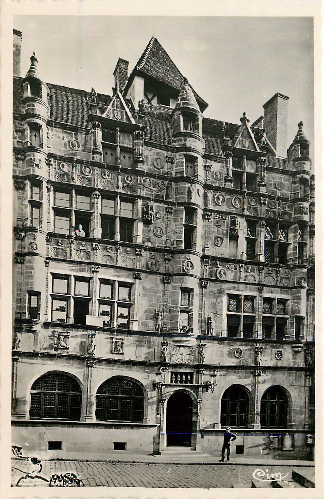 CPM Paray le Monial S et L L Hotel de Ville Les medaillons representant des Princes Chretiens 
