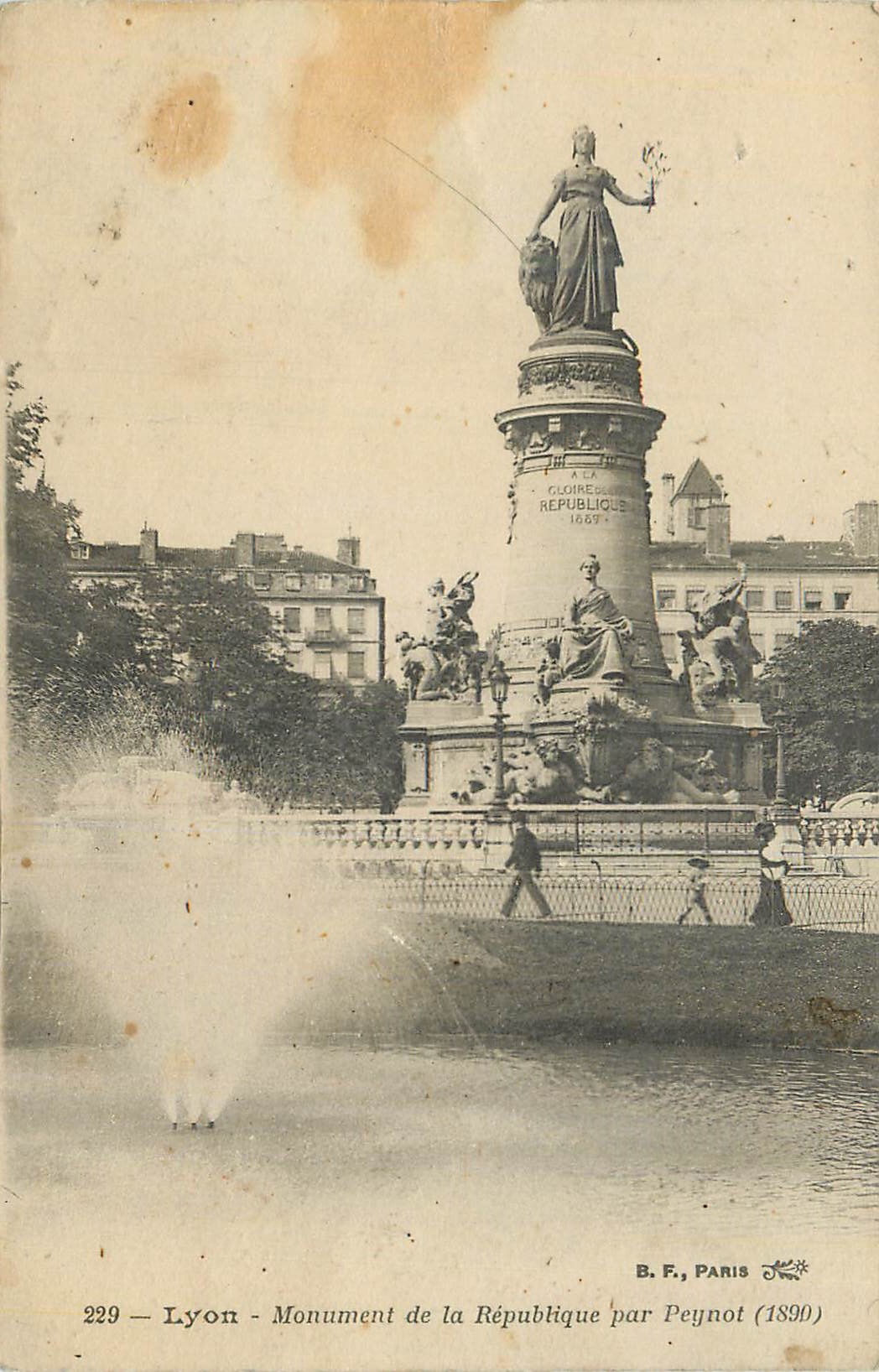 CPA Lyon Monument de la Republique par Peynot 