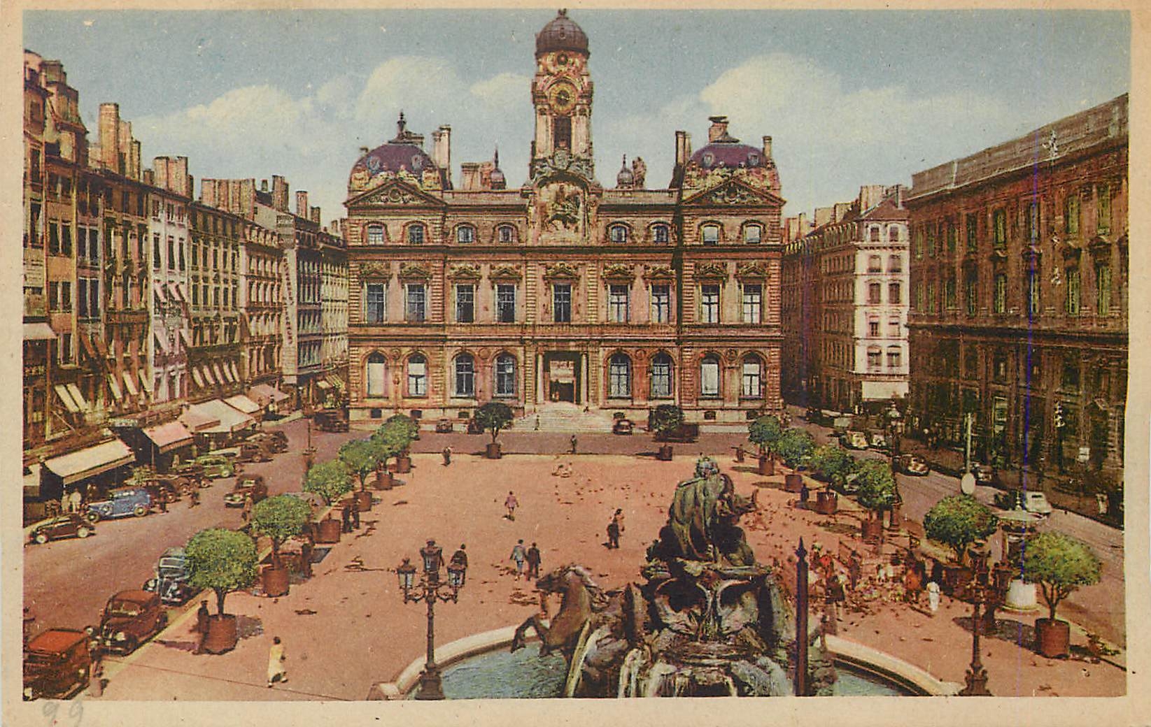 CPA Lyon Place des Terreaux L Hotel de Ville et Fontaine Bartholdi 