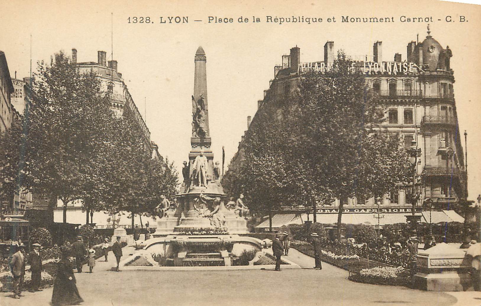 CPA Lyon Place de la Republique et Monument Carnot 