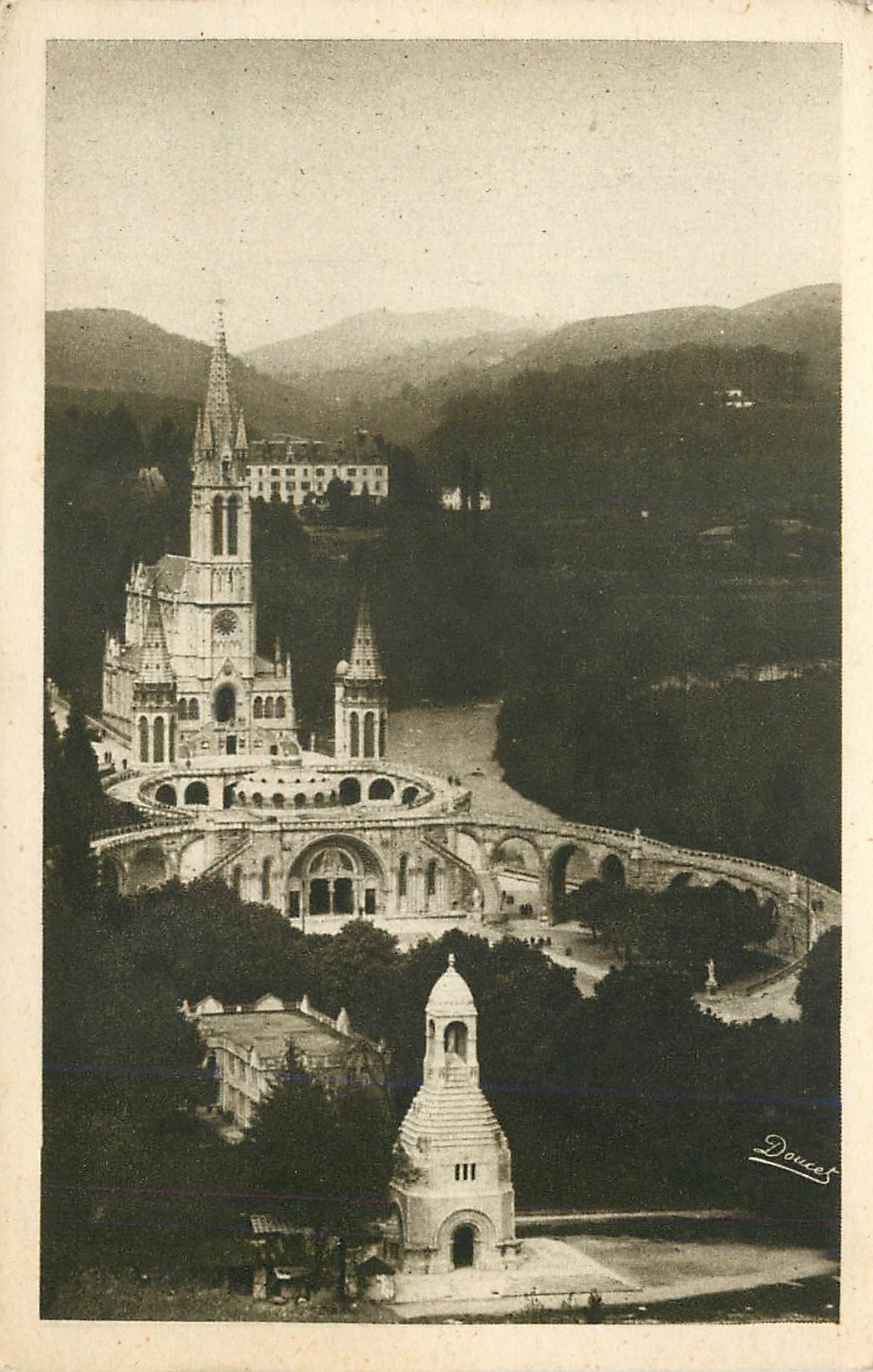 CPA Lourdes La basilique et le monument interallie 