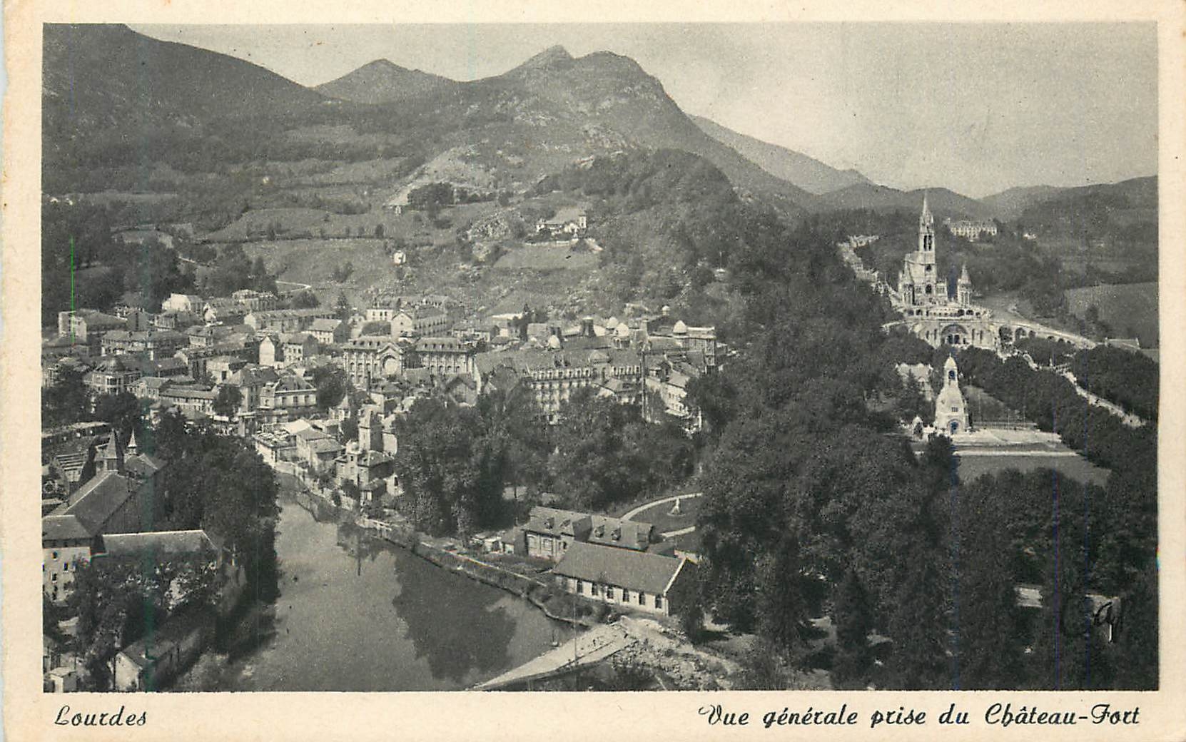 CPA Lourdes Vue generale prise du Chateau Fort 