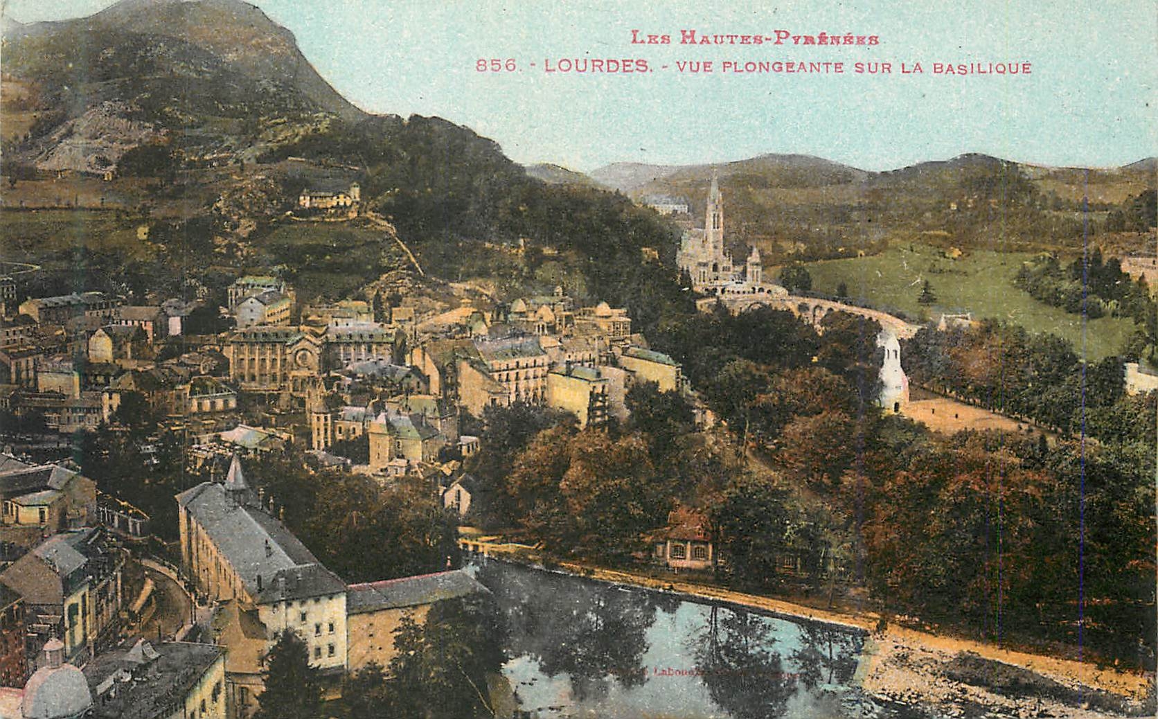 CPA Lourdes Vue plongeante sur la Basilique 