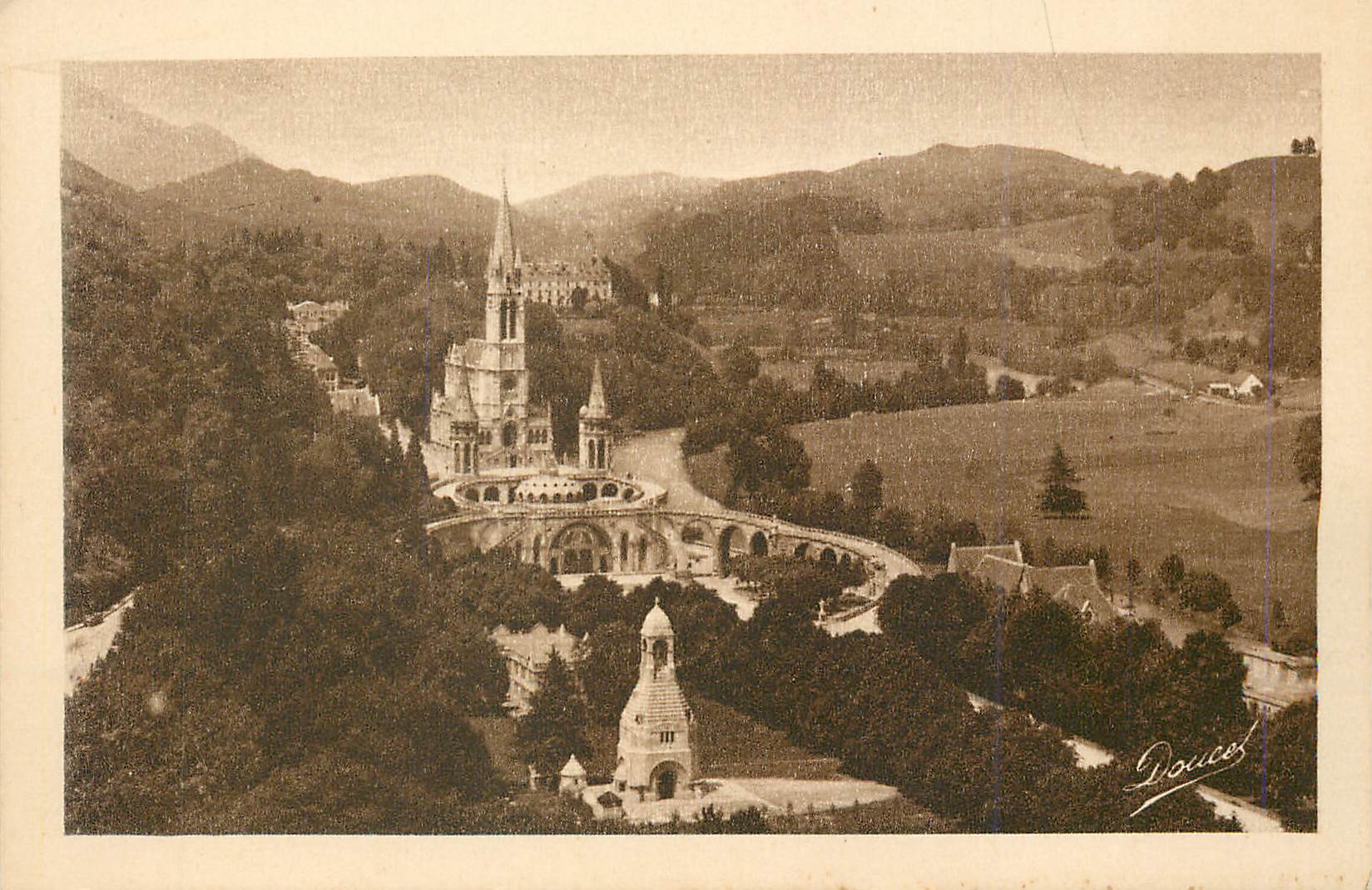 Lourdes — La Basilique et le Monument Interallié vus du Château fort — Edit. du Palais du Rosaire - Lourdes