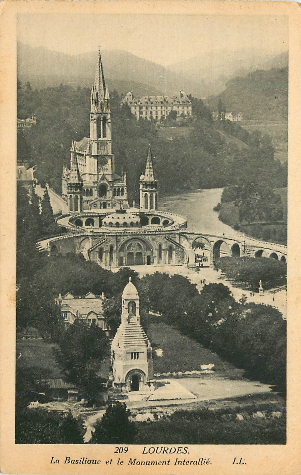 CPA Lourdes La basilique et le Monument Interallie 