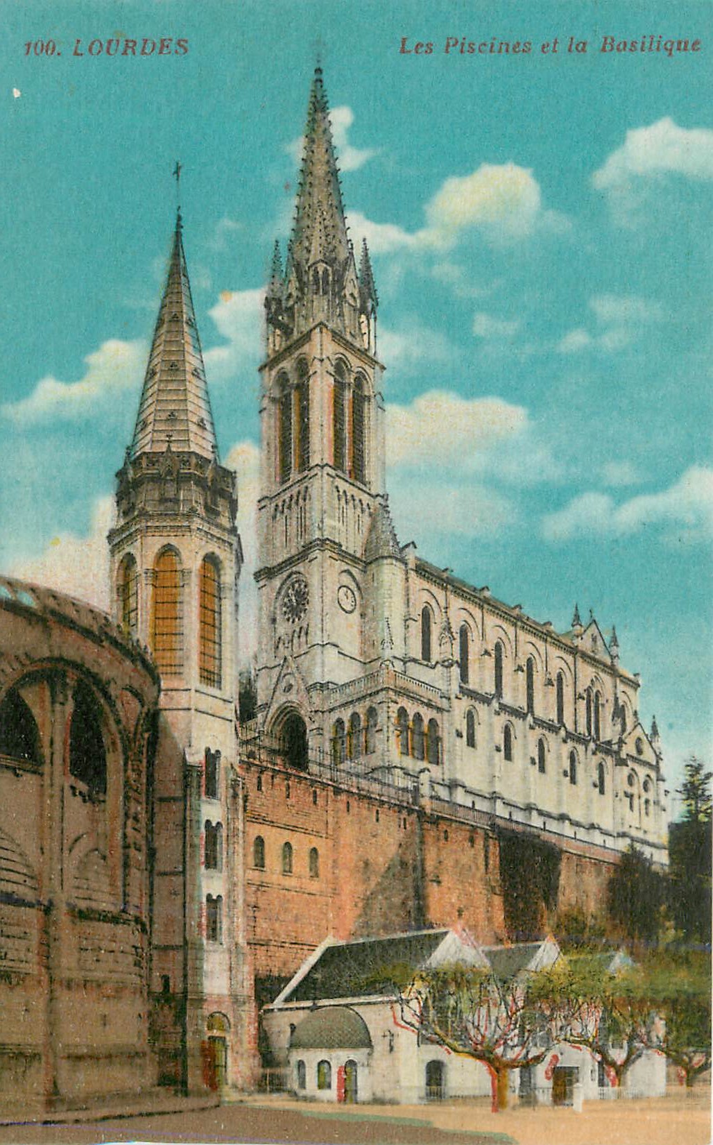 CPA Lourdes Les piscines et la basilique 