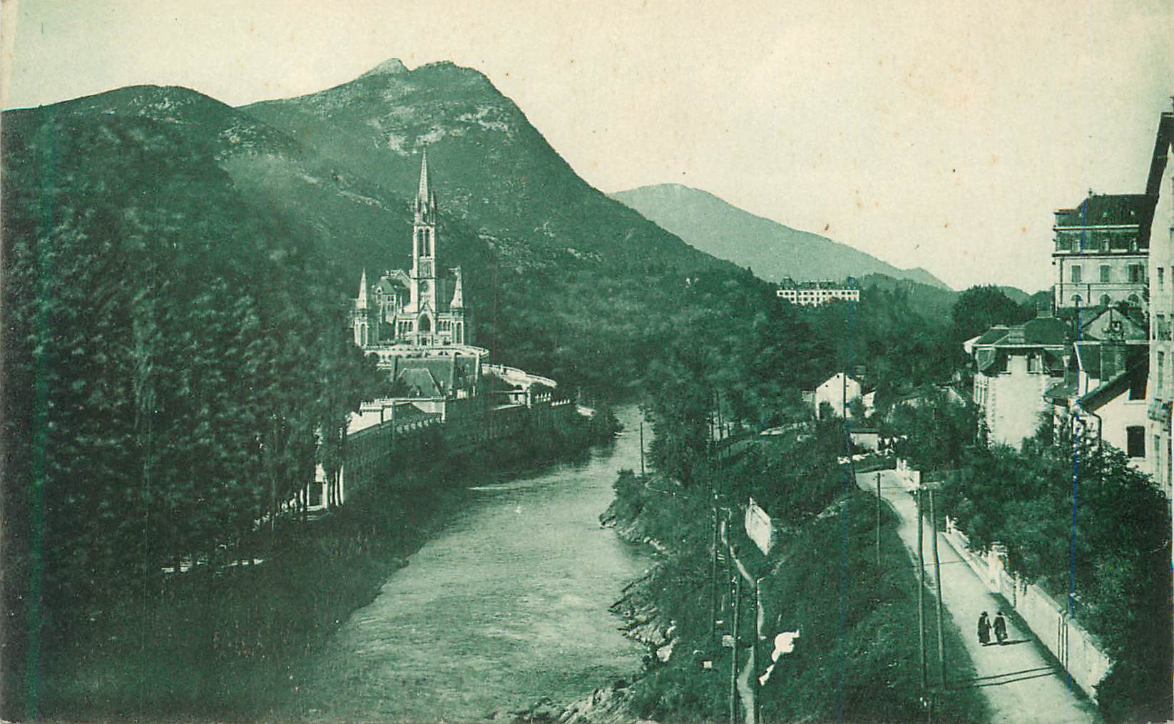 CPA Lourdes Hautes Pyrenees La basilique et le gave 