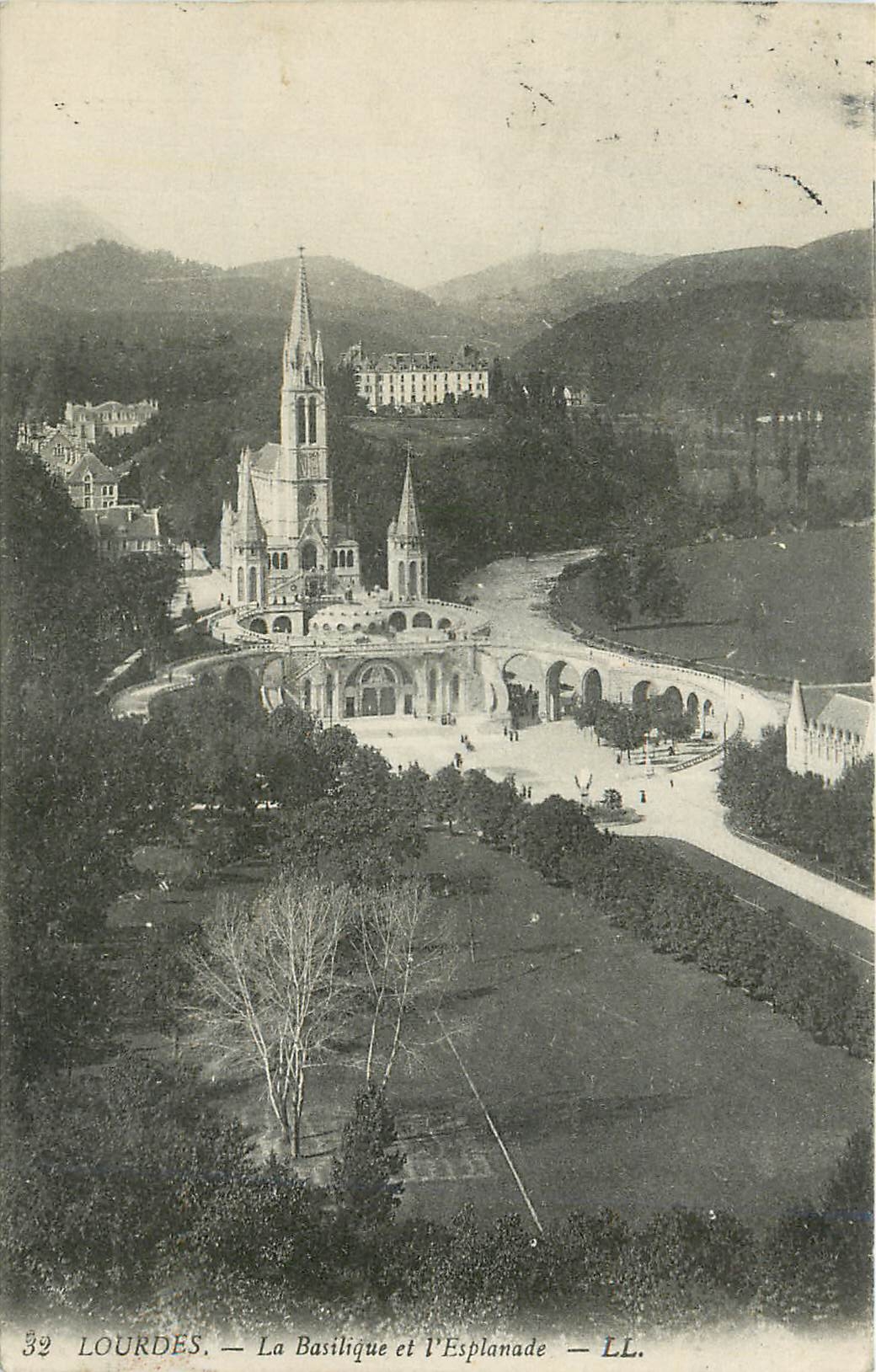 CPA Lourdes La basilique et l esplanade 