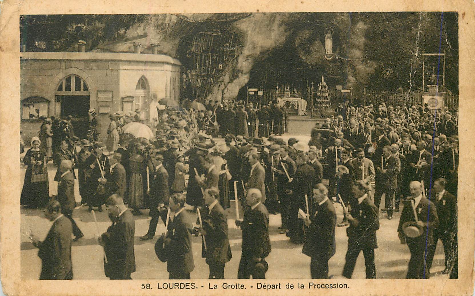 CPA Lourdes La Grotte Depart de la Procession 