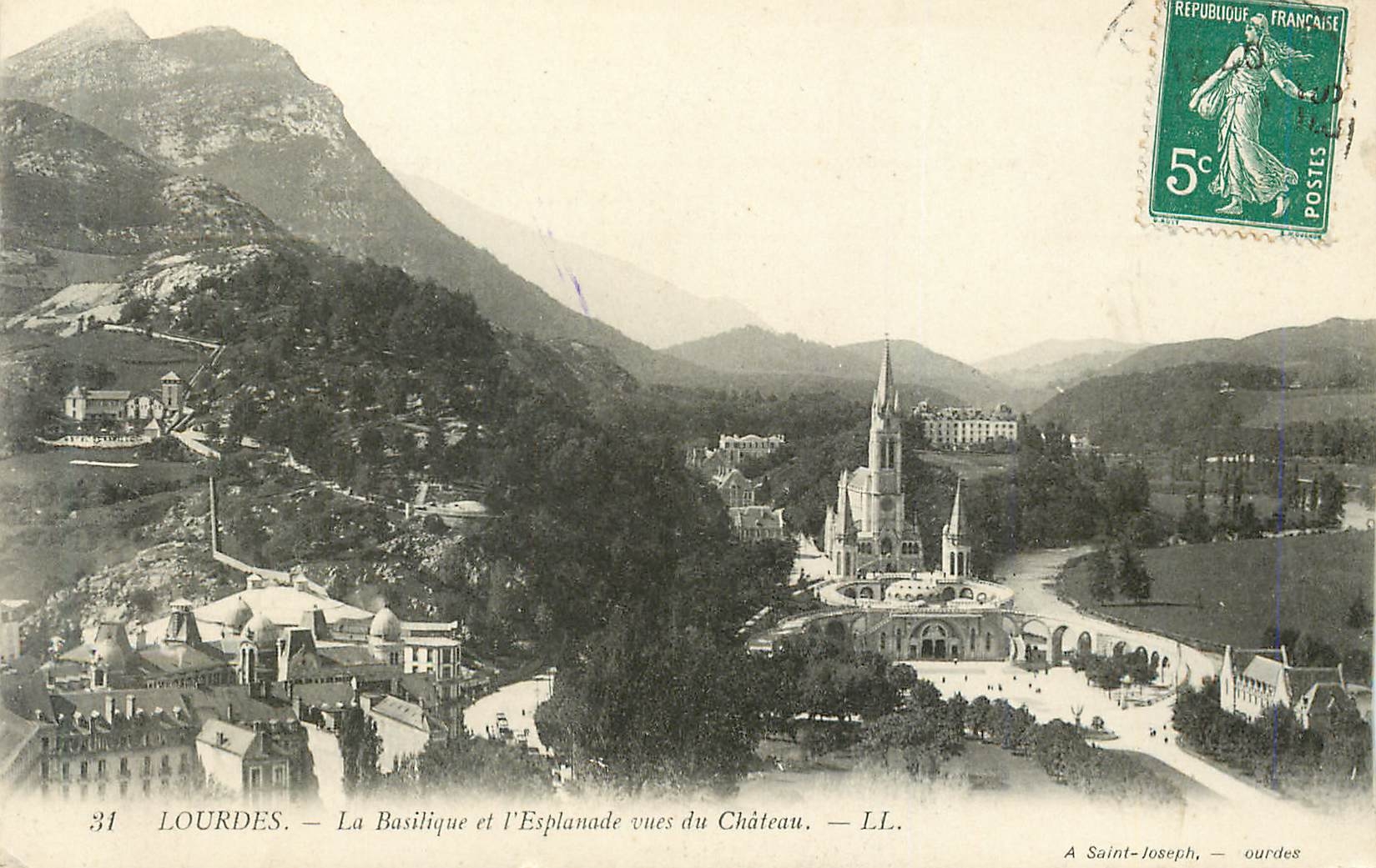 CPA Lourdes La basilique et l esplanade vues du chateau 
