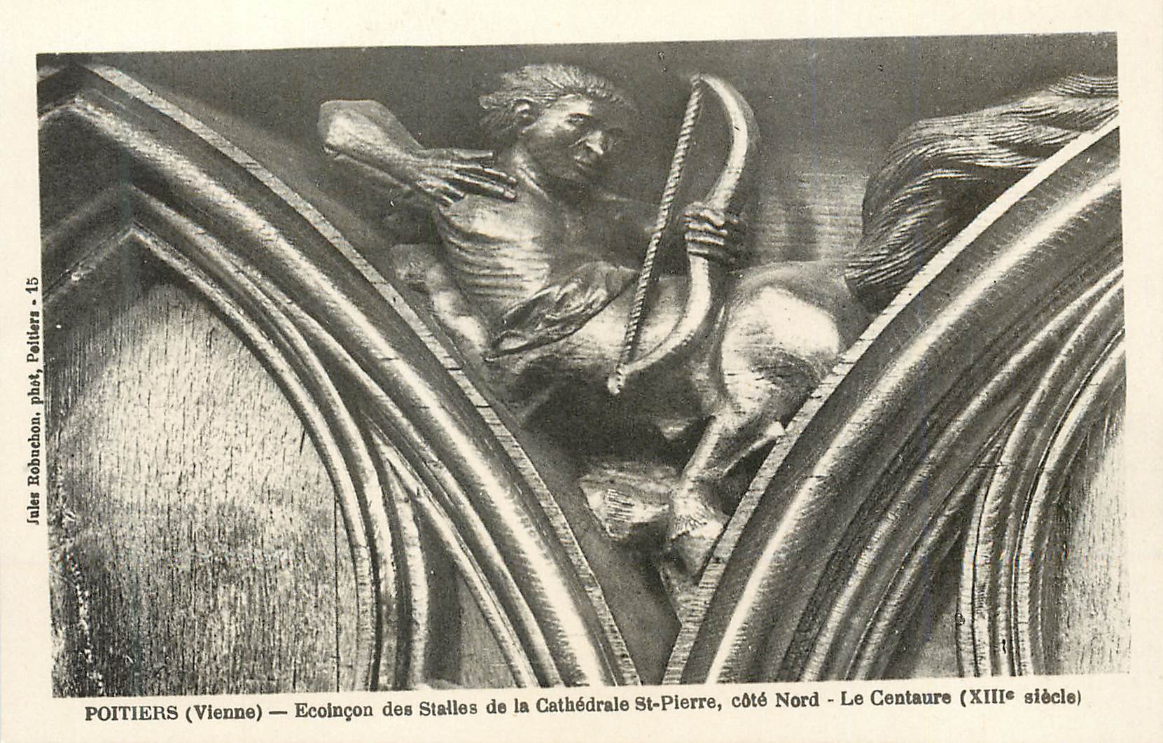 POITIERS (Vienne) — Ecoinçon des Stalles de la Cathédrale St-Pierre, côté Nord - Le Centaure (XIIIe siècle)