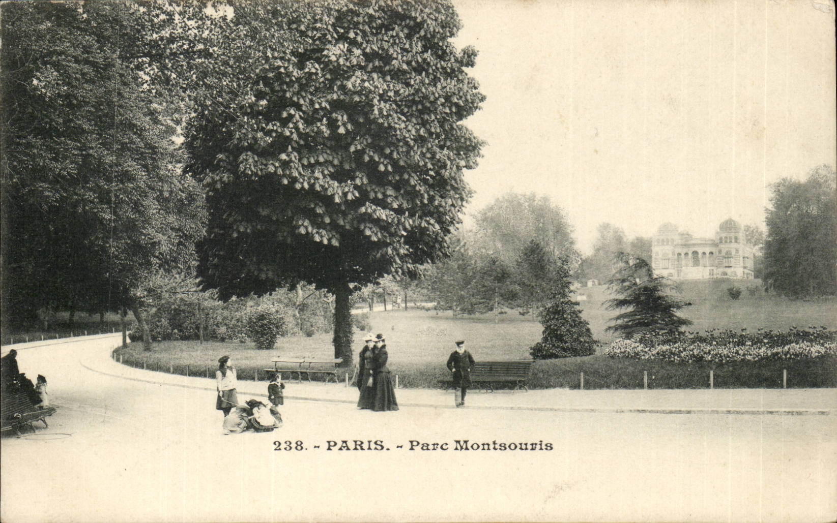 Paris (14) - Le Parc Montsouris- Une Allee-Femme-Enfant-CPA