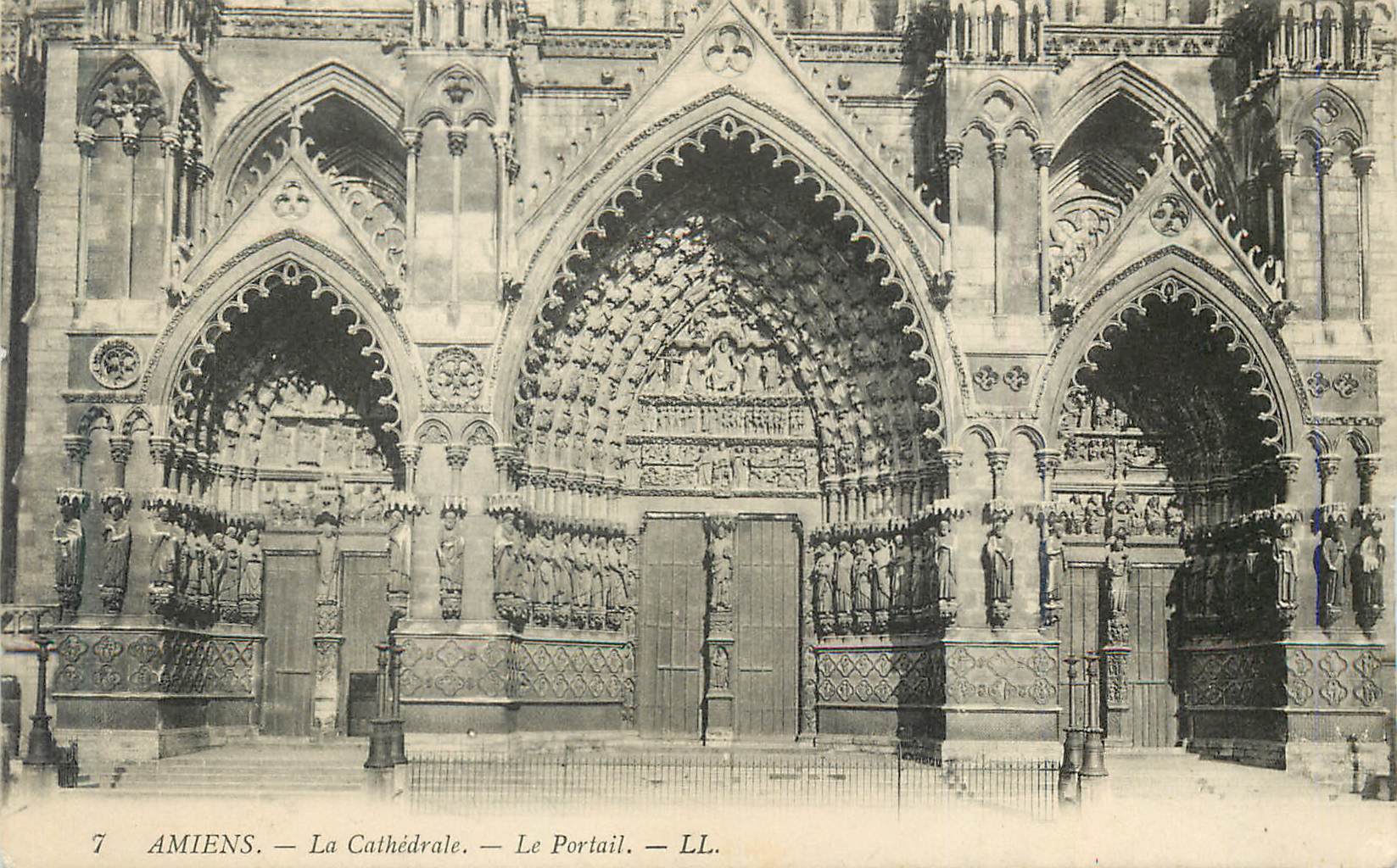 CPA Amiens La Cathedrale Le Portail 