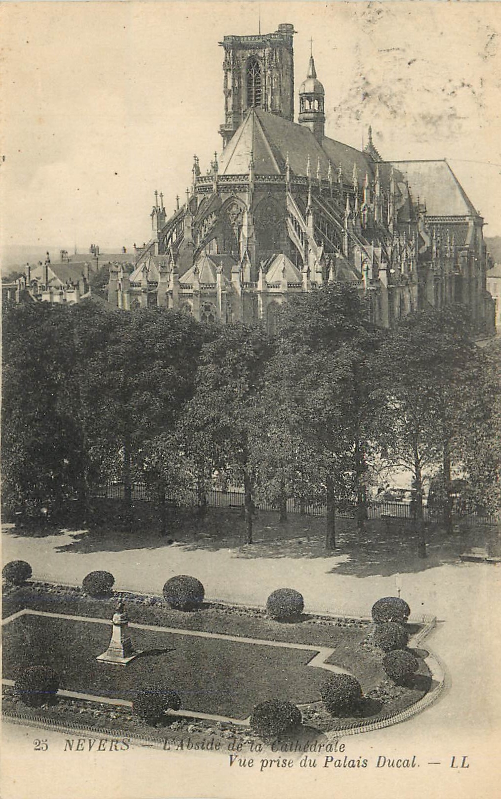 CPA Nevers L'Abside de la Cathedrale Vue prise du Palais Ducal 