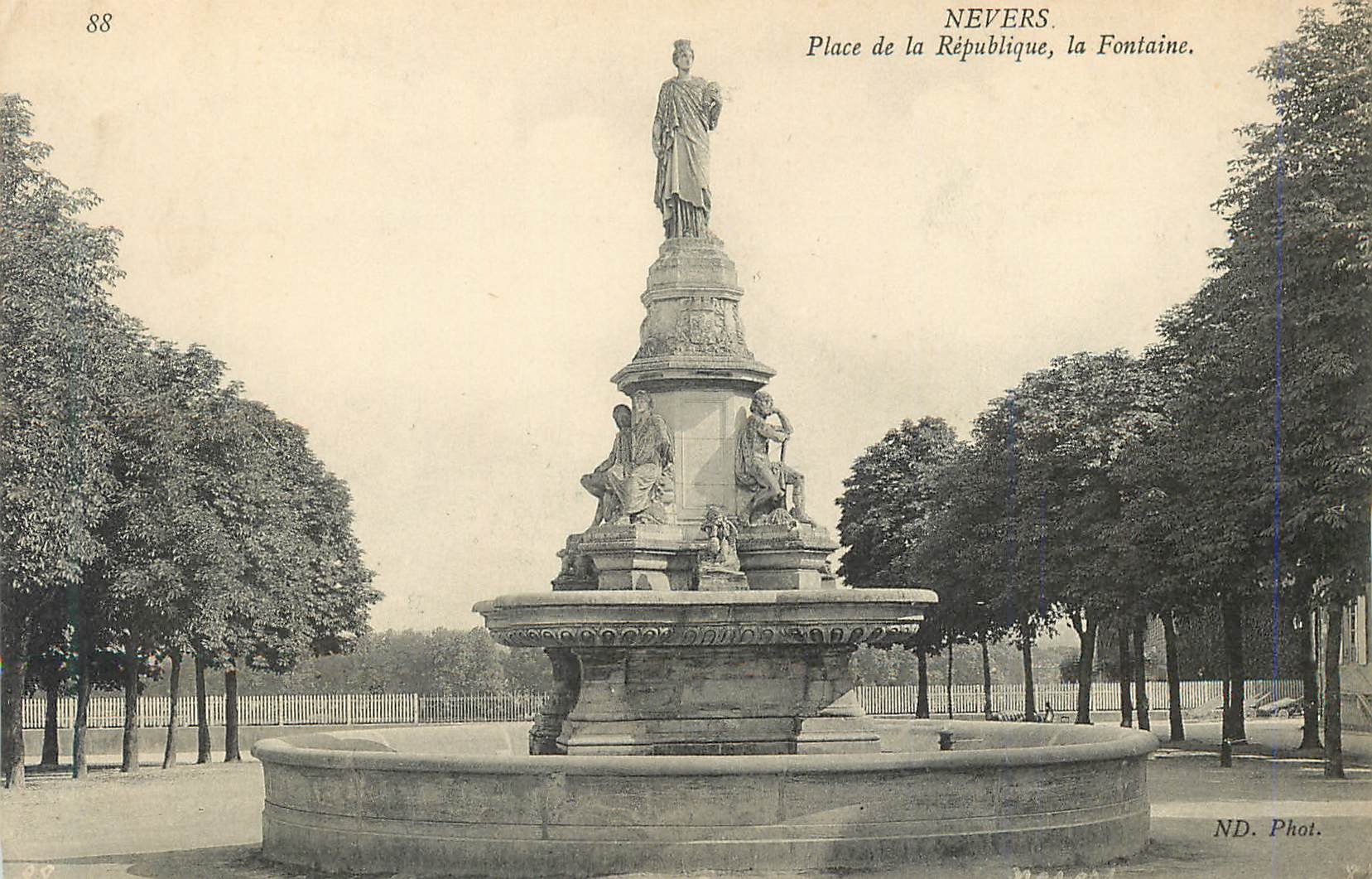 CPA Nevers Place de la Republique la Fontaine 