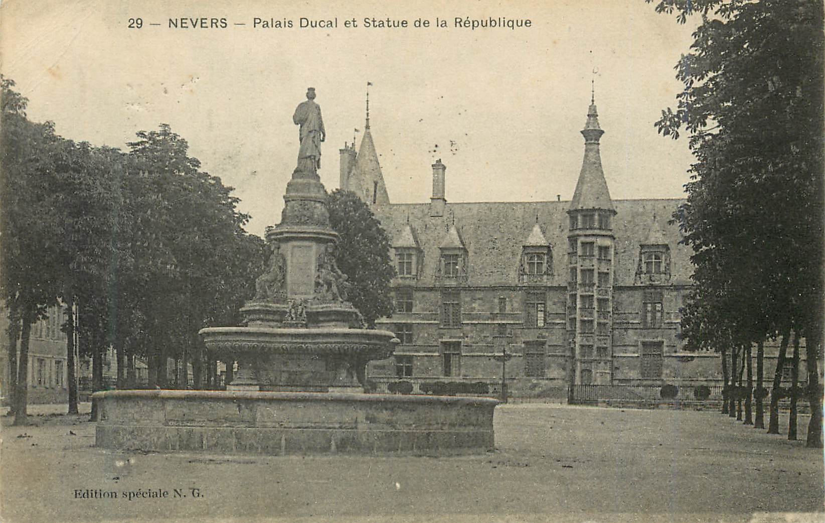CPA Nevers Palais Ducal et Statue de la Republique 