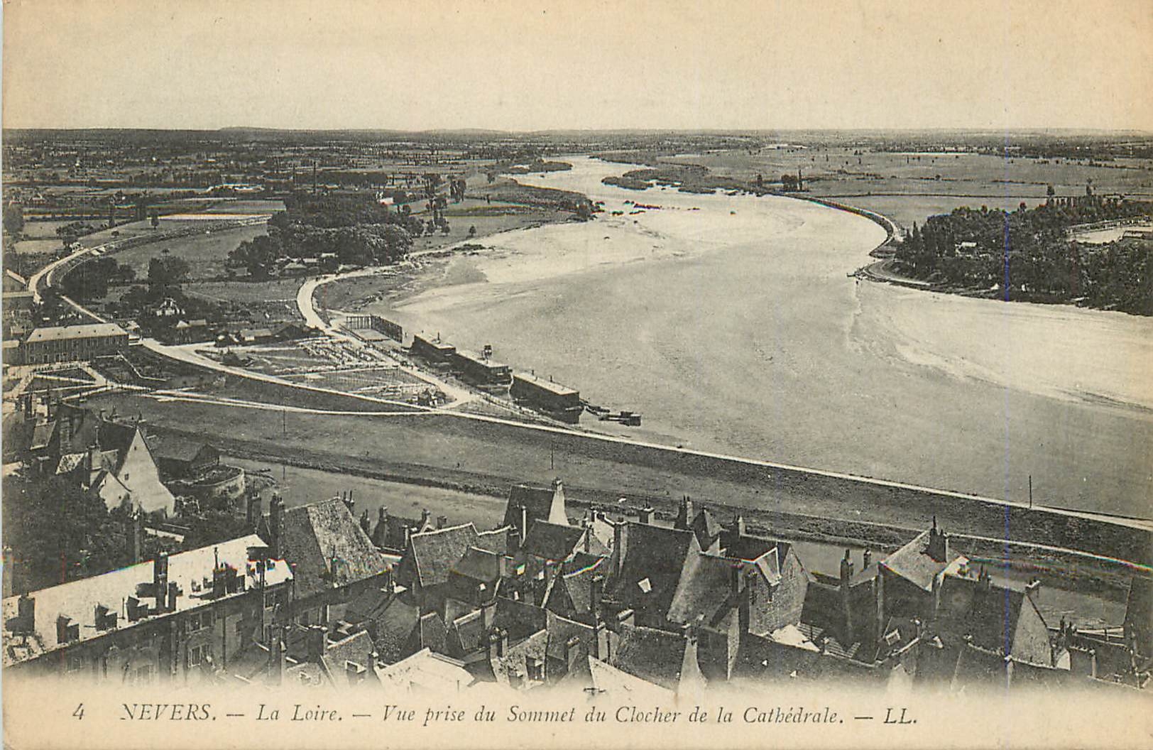 CPA Nevers La Loire Vue prise du Sommet du Clocher de la Cathedrale 