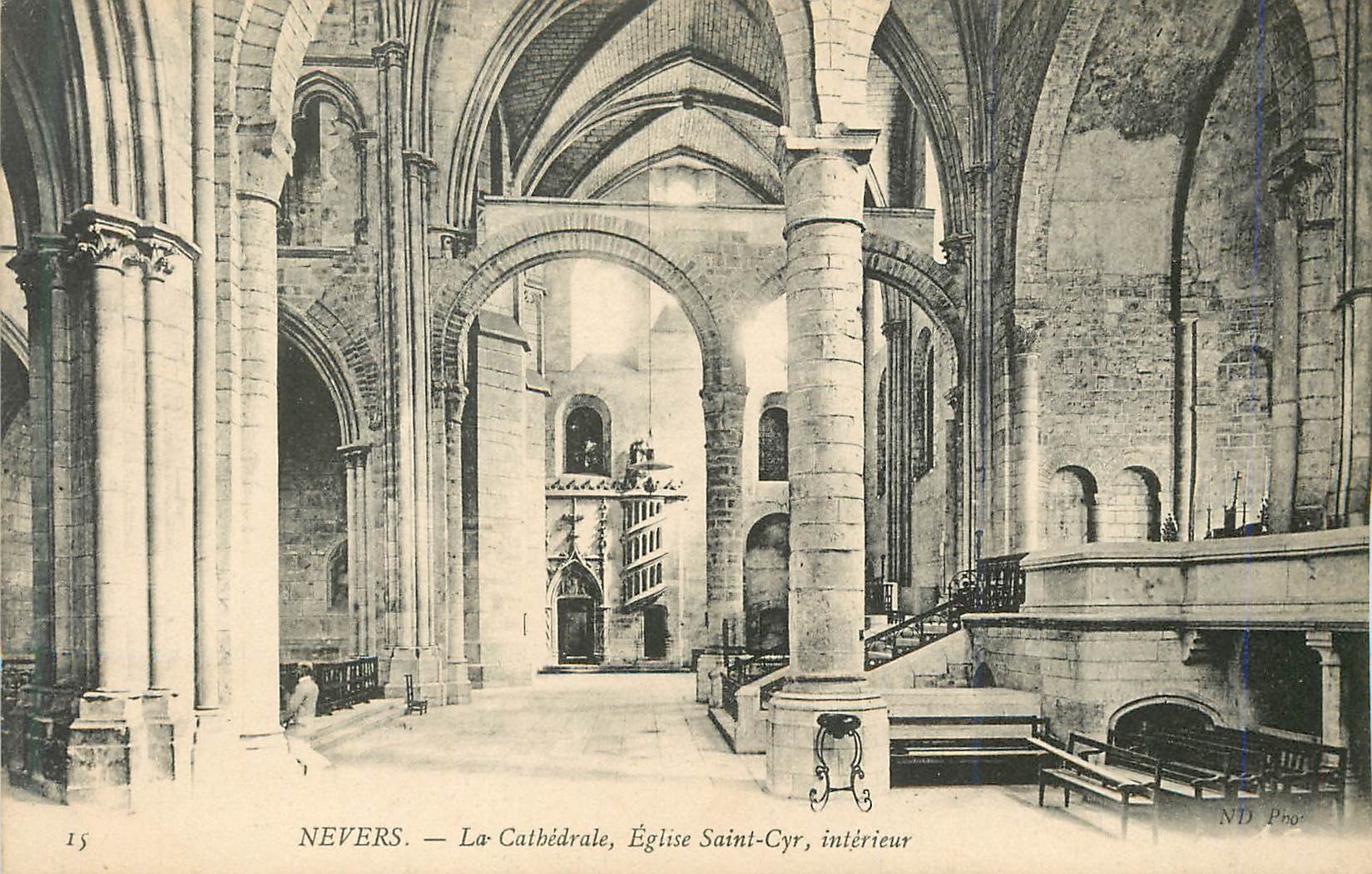 Nevers — Ansicht der Kathedrale, Kirche Saint-Cyr, Innenansicht