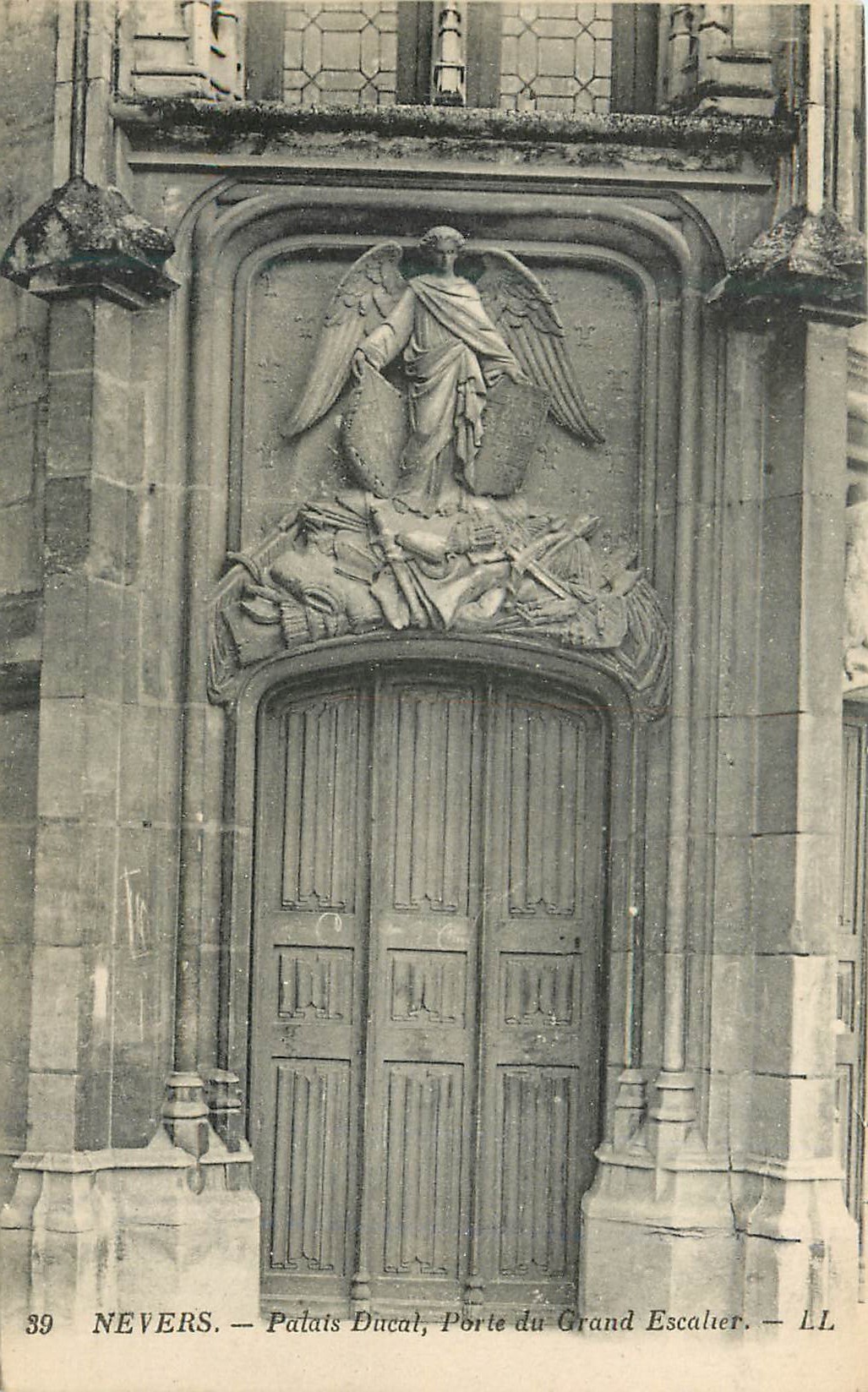 CPA Nevers Palais Ducal Porte du grand escalier