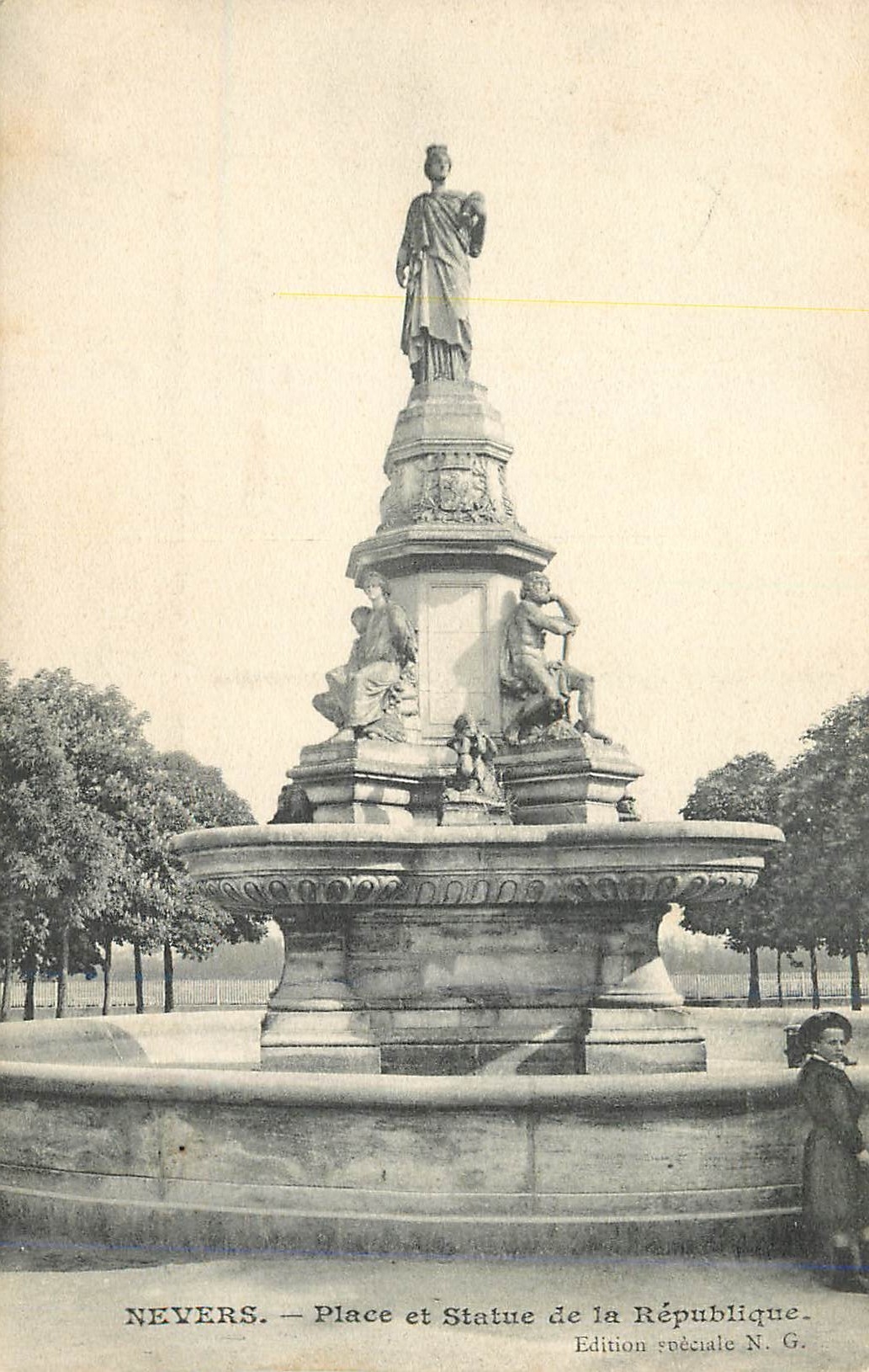 CPA Nevers Place et Statue de la Republique 