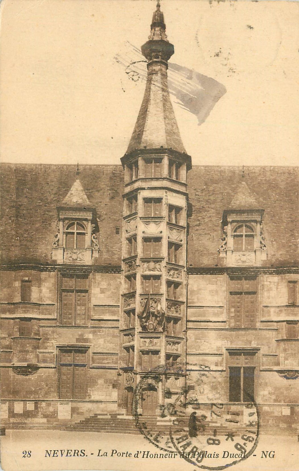 CPA Nevers La Porte d'Honneur du Palais Ducal 