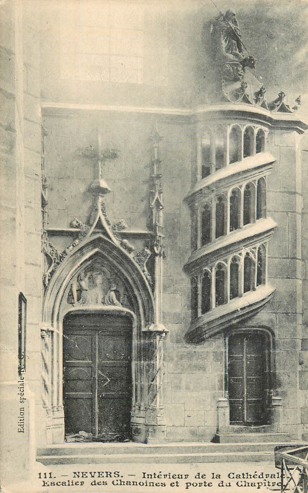 CPA Nevers Interieur de la Cathedrale Escalier des Chanoines et porte du Chapitre 